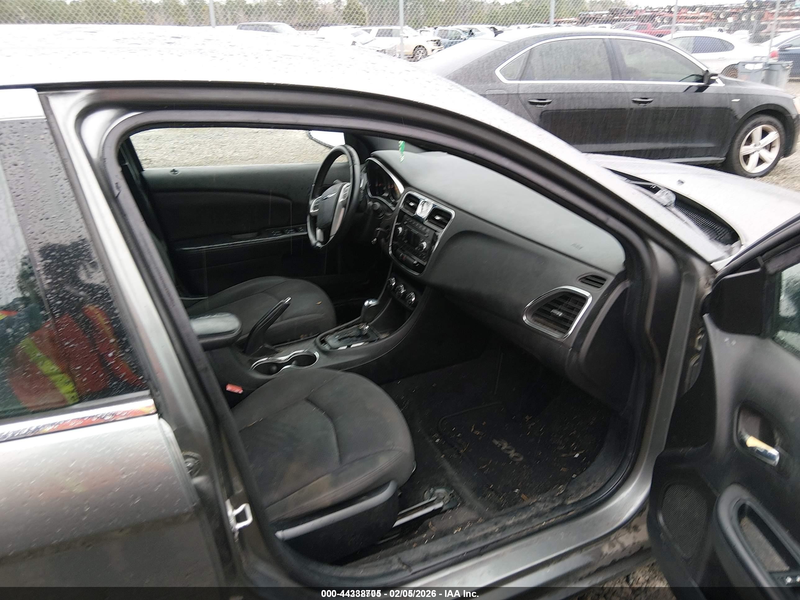 2013 Chrysler 200 Touring vin: 1C3CCBBB2DN763570
