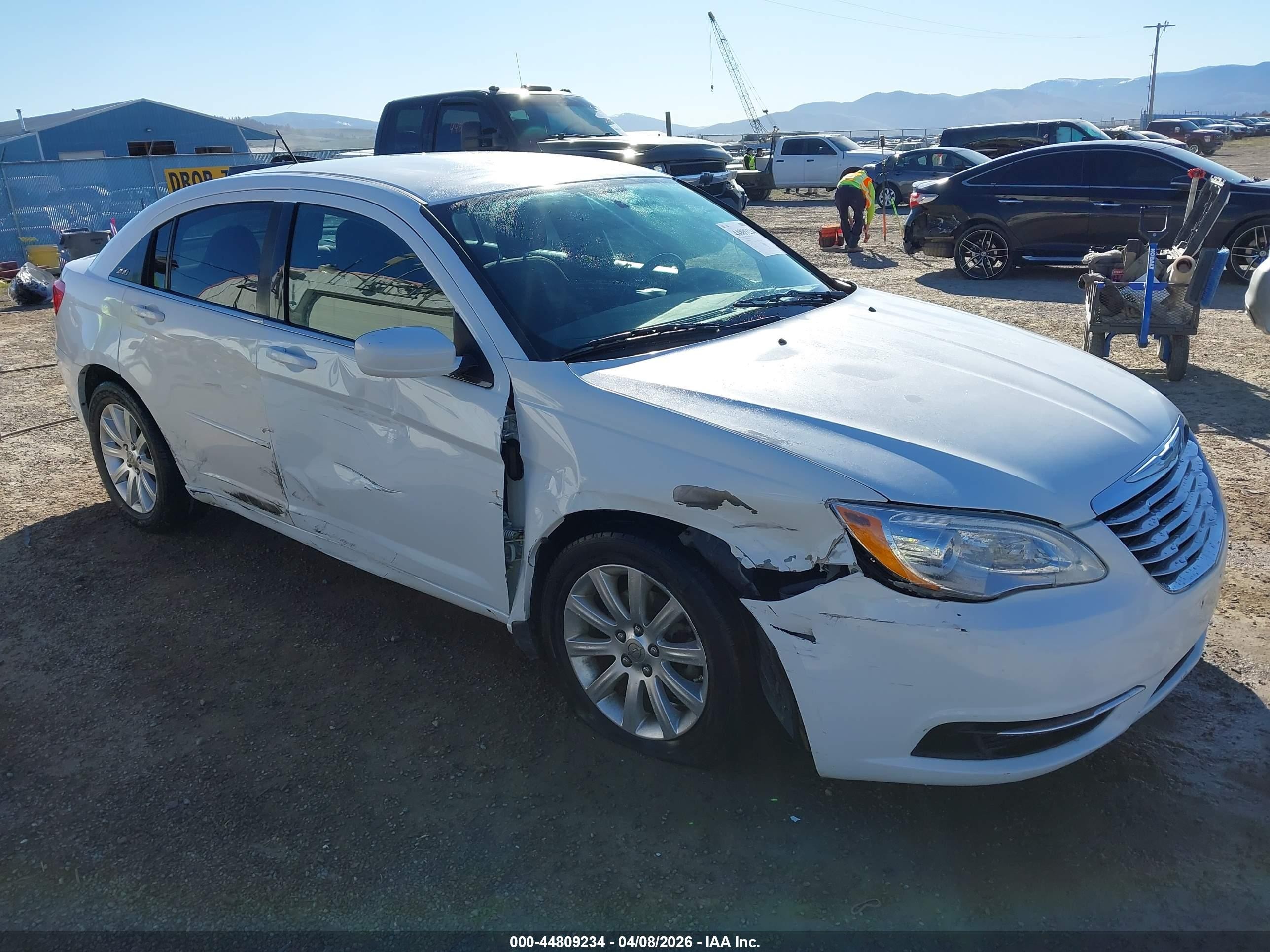 2013 Chrysler 200 Touring White vin: 1C3CCBBB3DN501993
