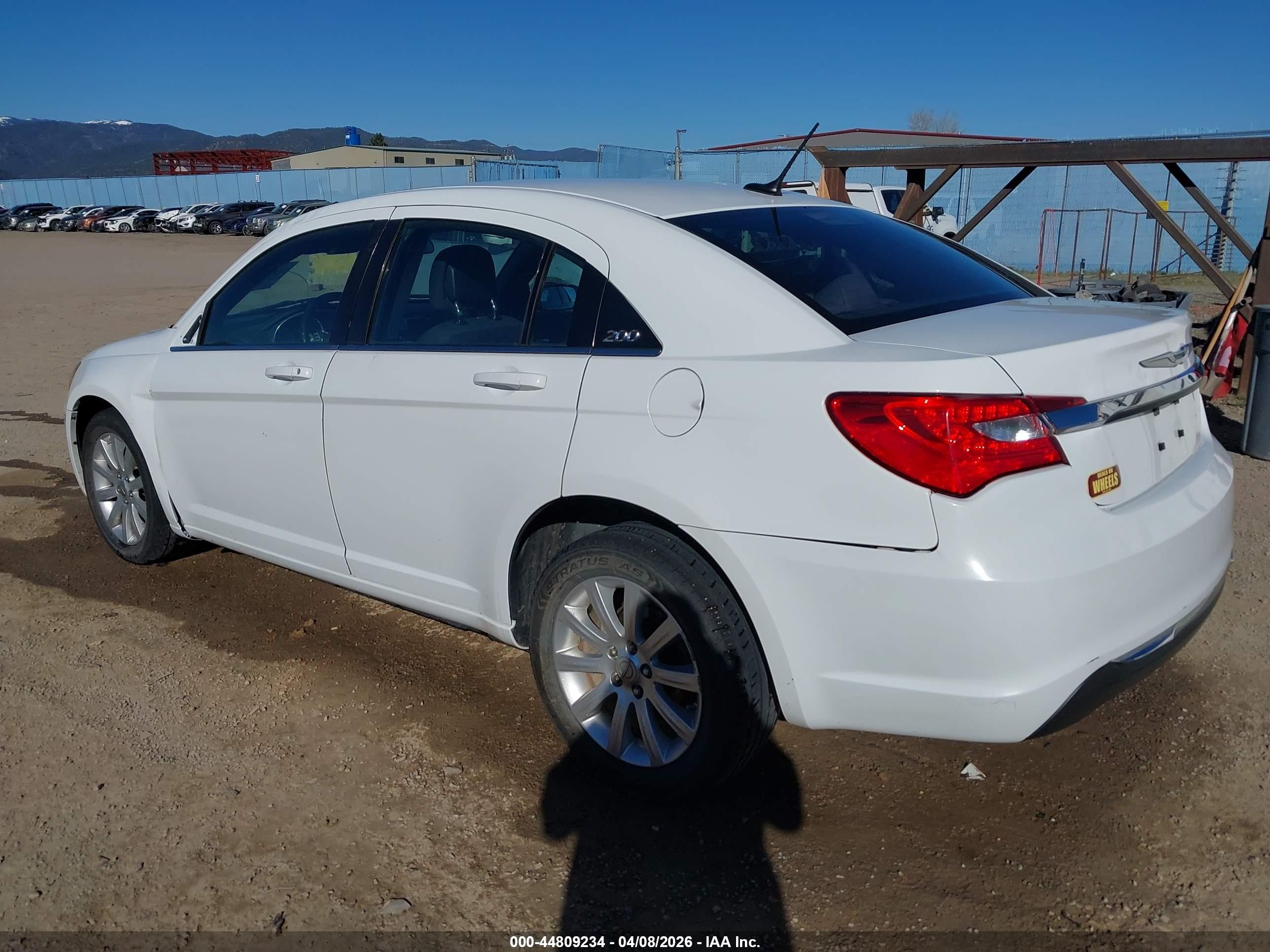 2013 Chrysler 200 Touring White vin: 1C3CCBBB3DN501993