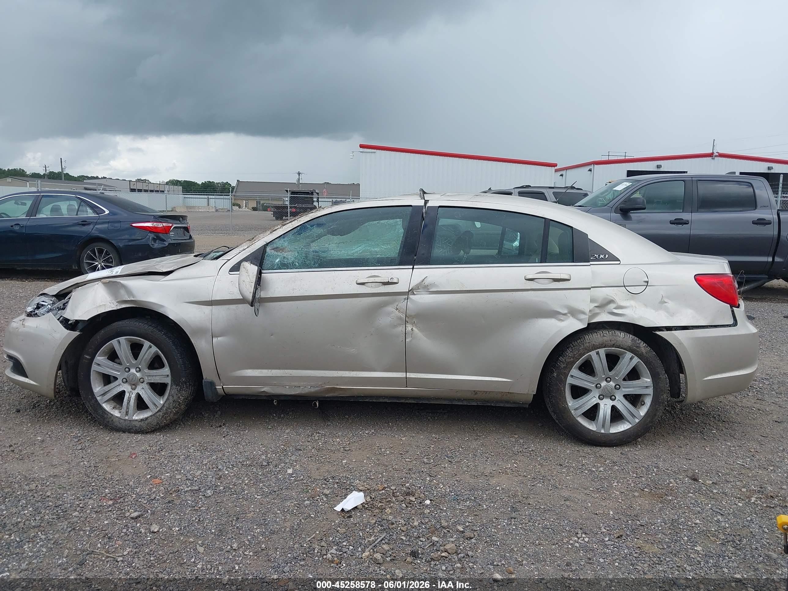 2013 Chrysler 200 Touring Beige vin: 1C3CCBBB5DN674060