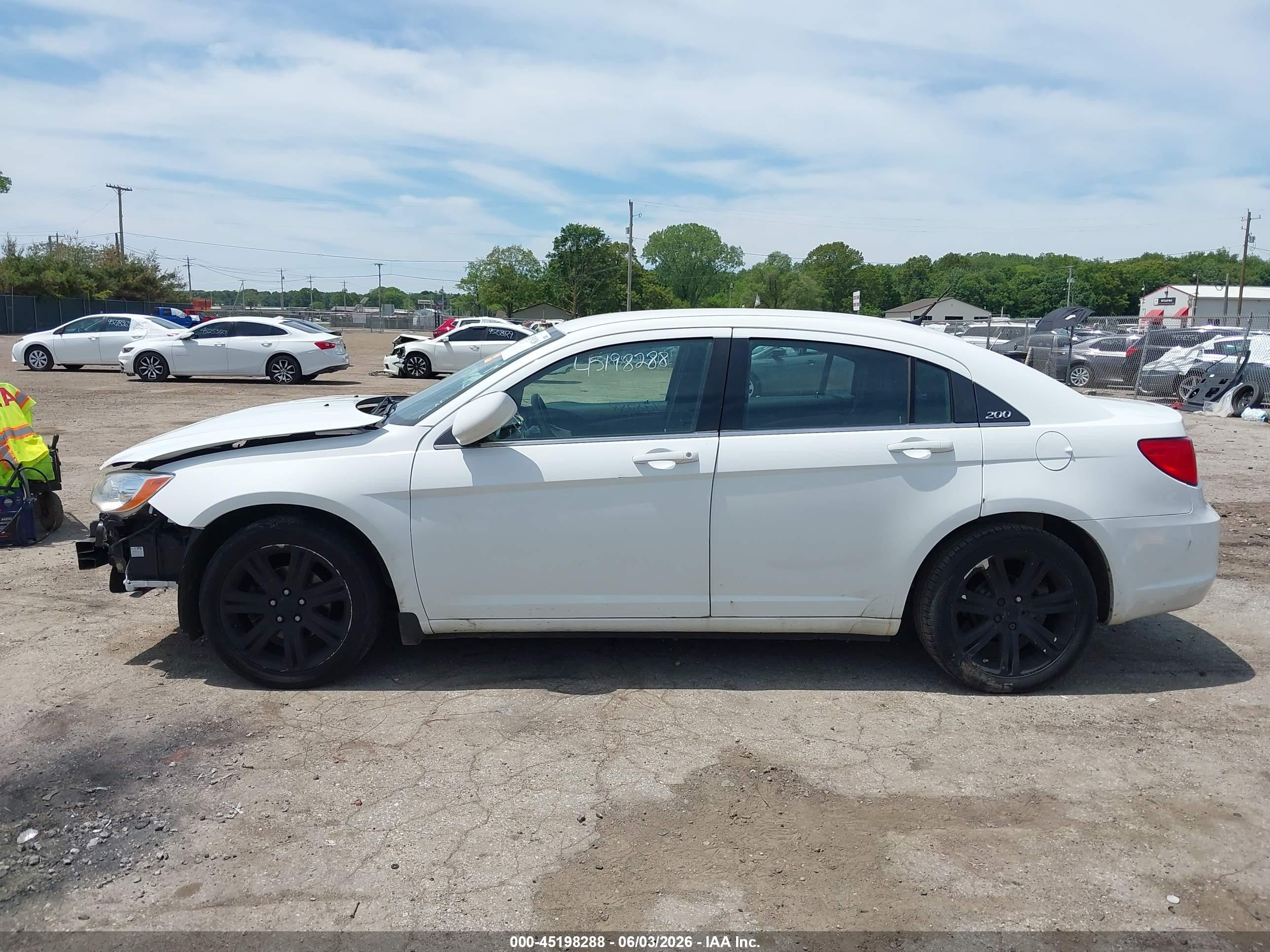 2013 Chrysler 200 Touring White vin: 1C3CCBBB8DN694495