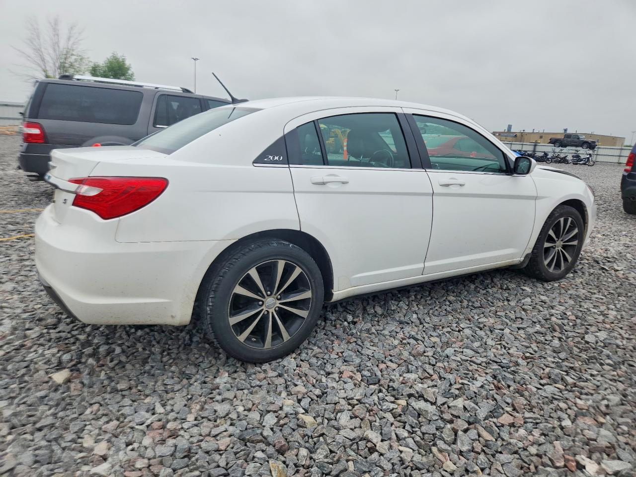 2013 Chrysler 200 Touring White vin: 1C3CCBBG3DN738253