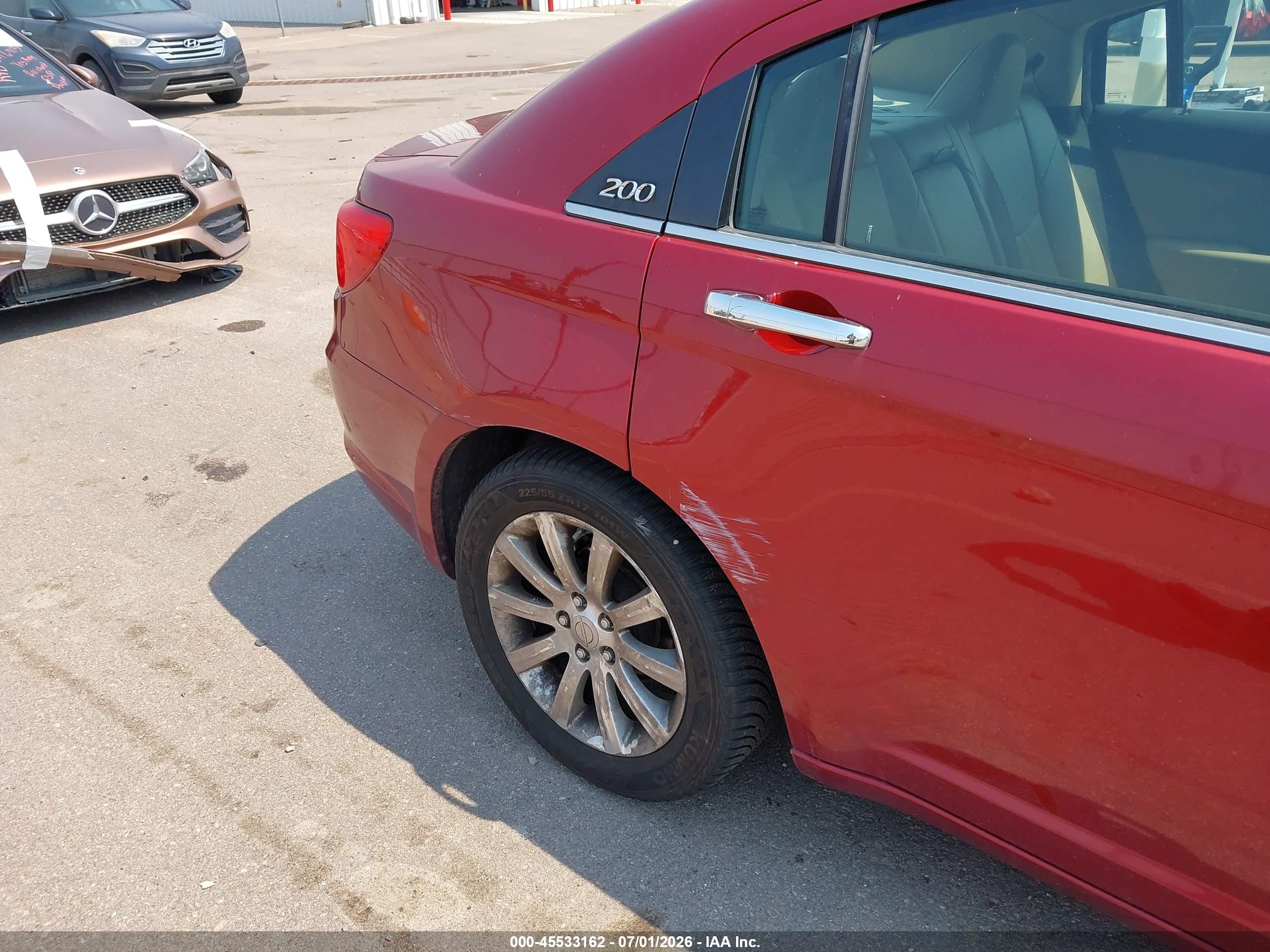 2013 Chrysler 200 Limited Red vin: 1C3CCBCG2DN629880