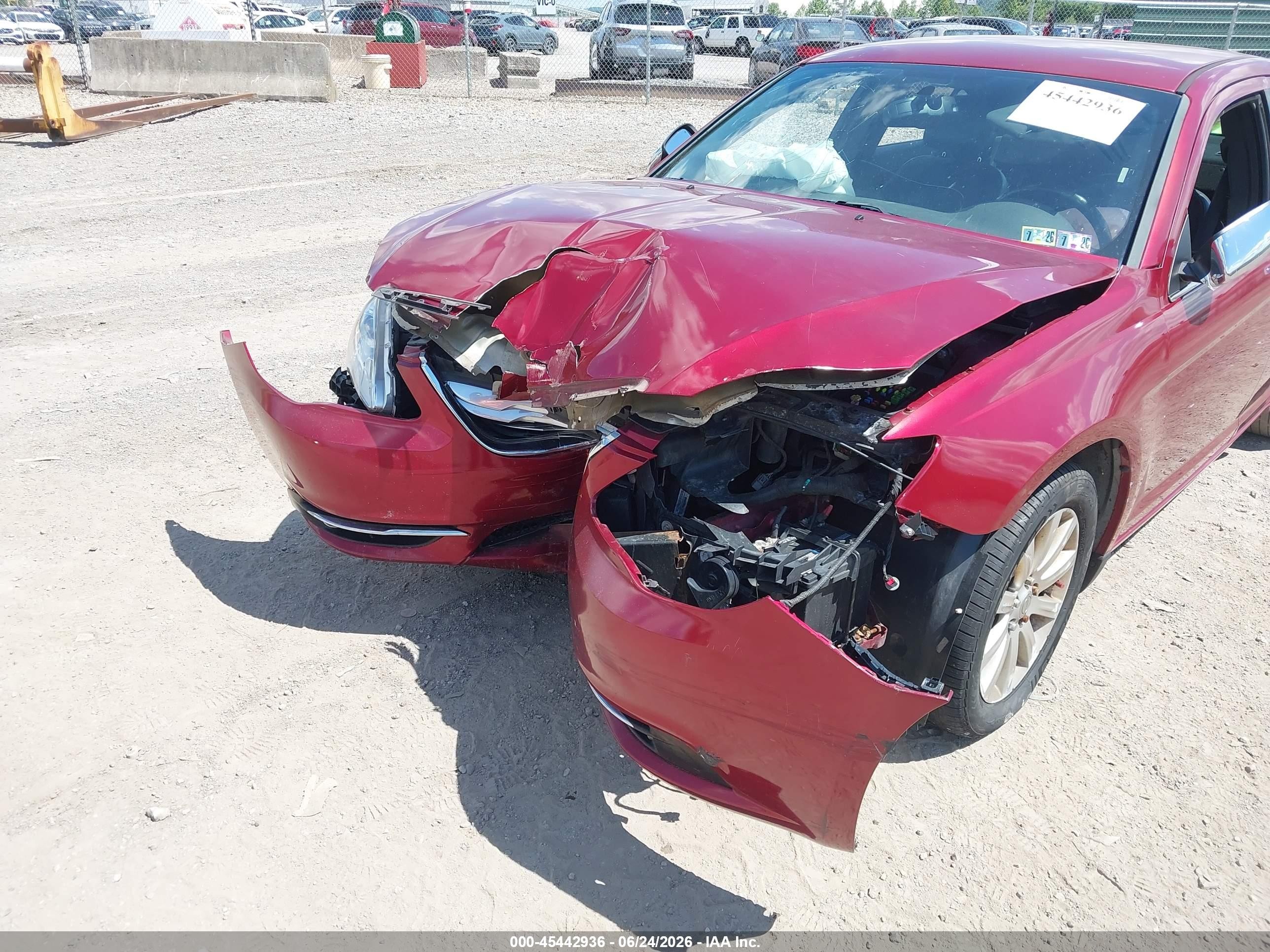 2013 Chrysler 200 Limited Red vin: 1C3CCBCG5DN523830