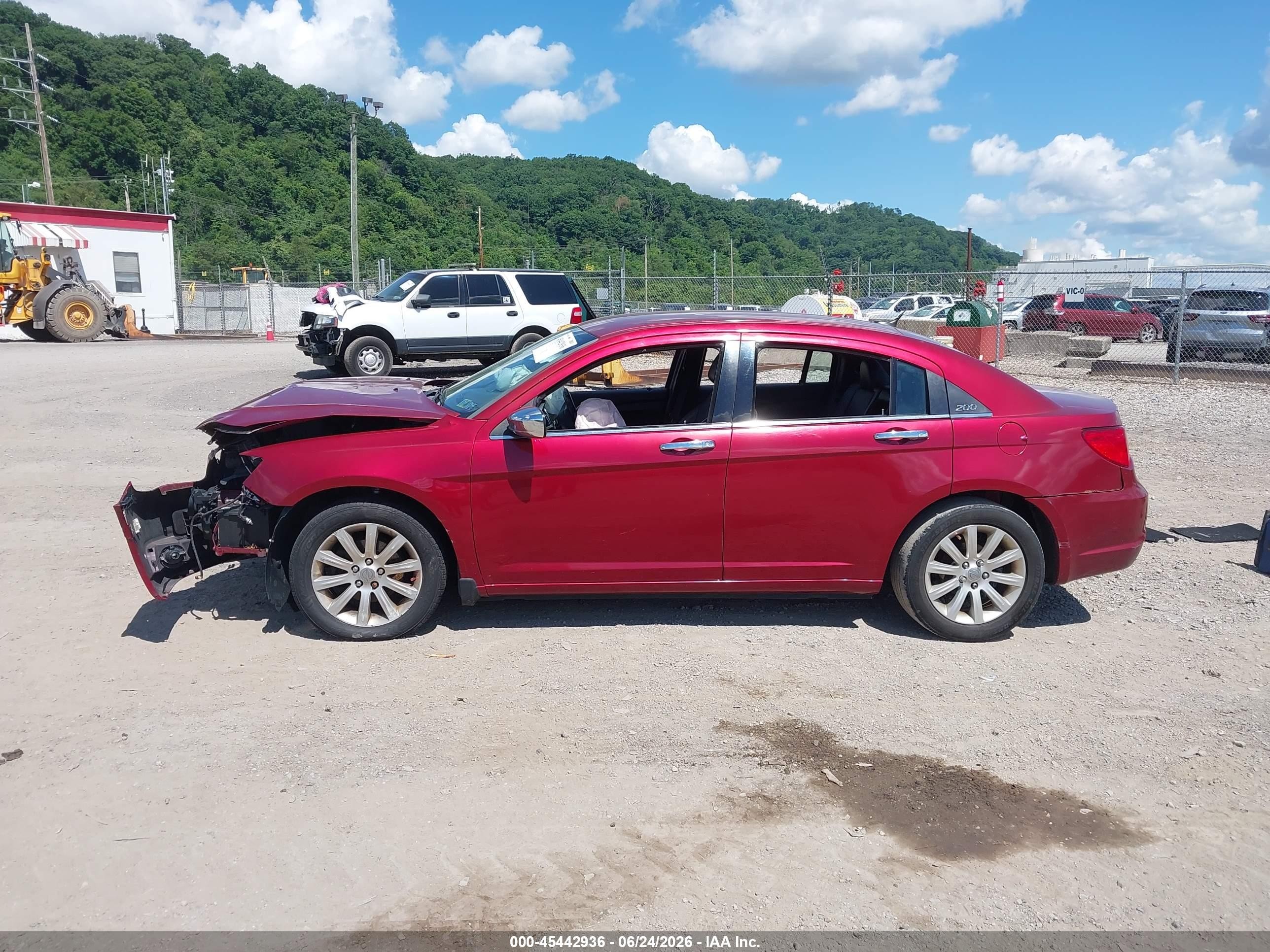 2013 Chrysler 200 Limited Red vin: 1C3CCBCG5DN523830