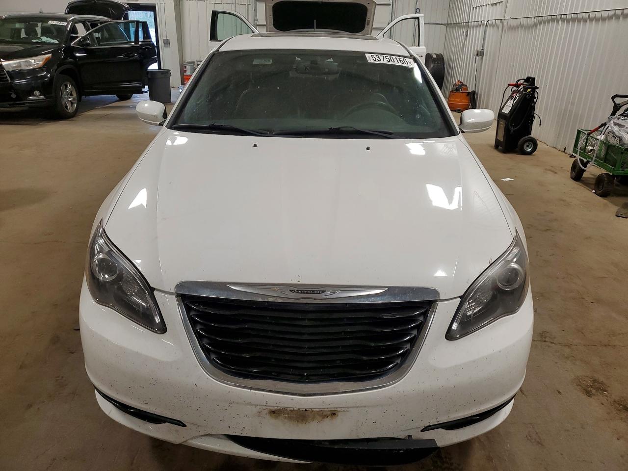 2013 Chrysler 200 White vin: 1C3CCBCG7DN571006