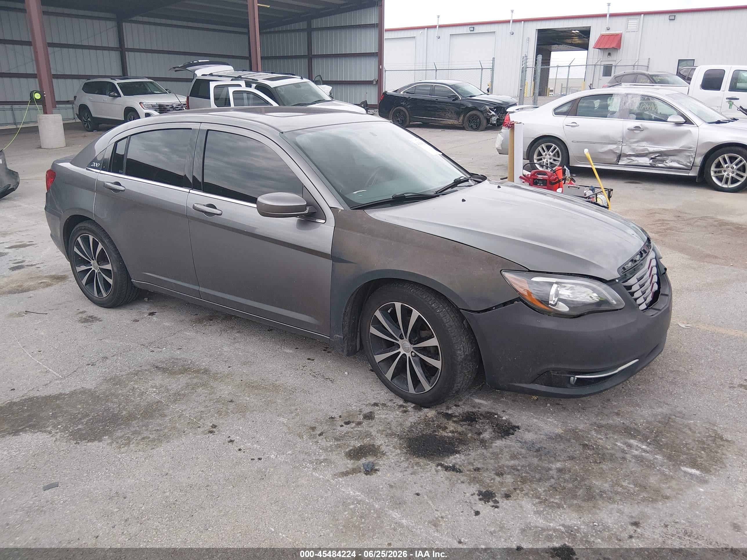 2013 Chrysler 200 Limited Серебряный vin: 1C3CCBCGXDN577625