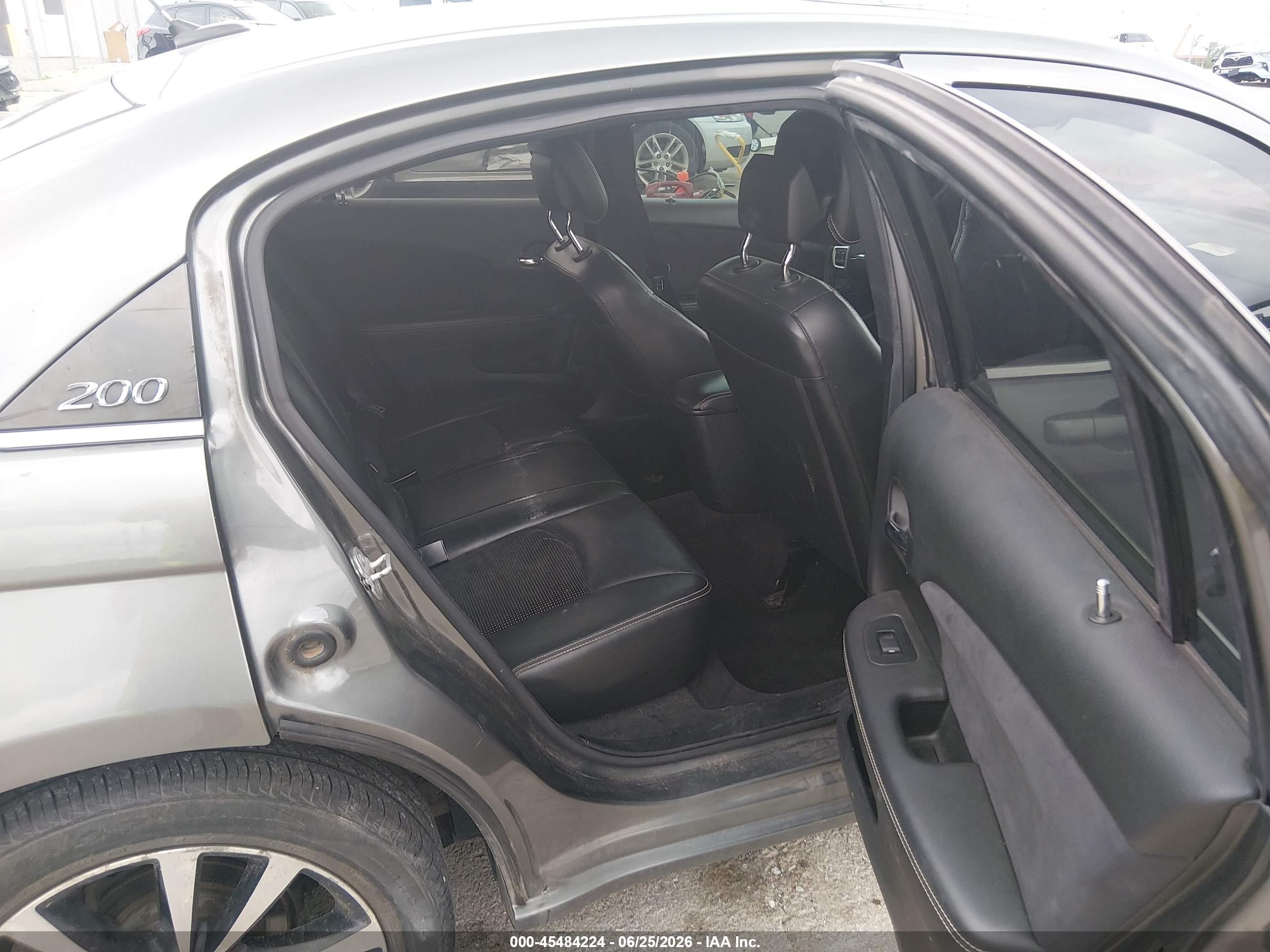 2013 Chrysler 200 Limited Silver vin: 1C3CCBCGXDN577625