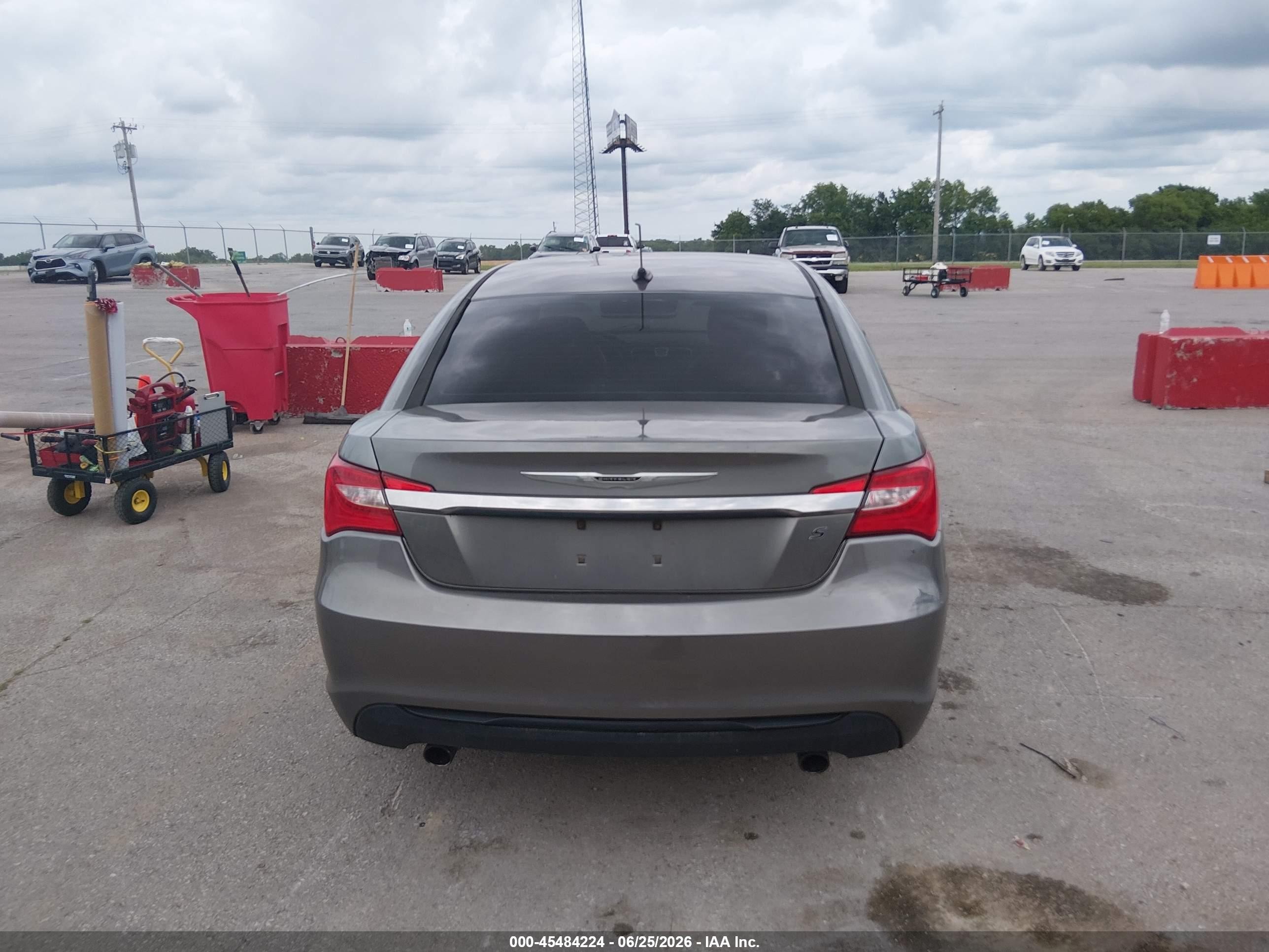 2013 Chrysler 200 Limited Silver vin: 1C3CCBCGXDN577625