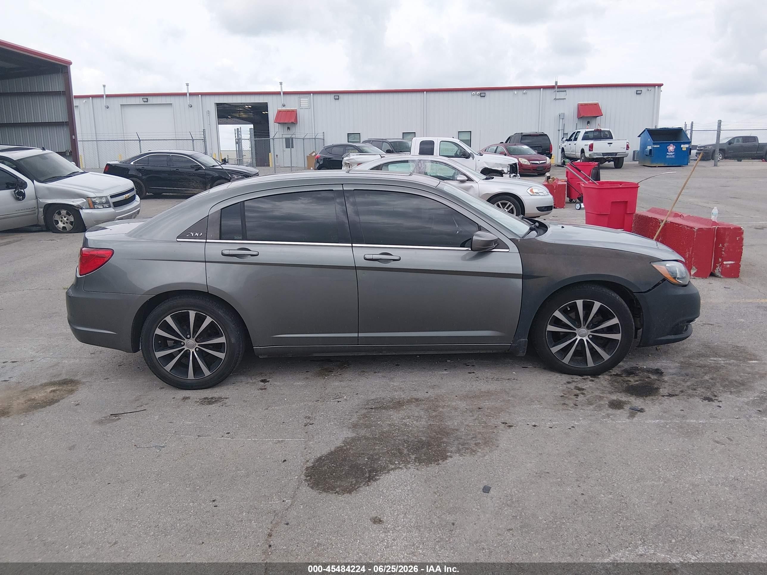 2013 Chrysler 200 Limited Silver vin: 1C3CCBCGXDN577625