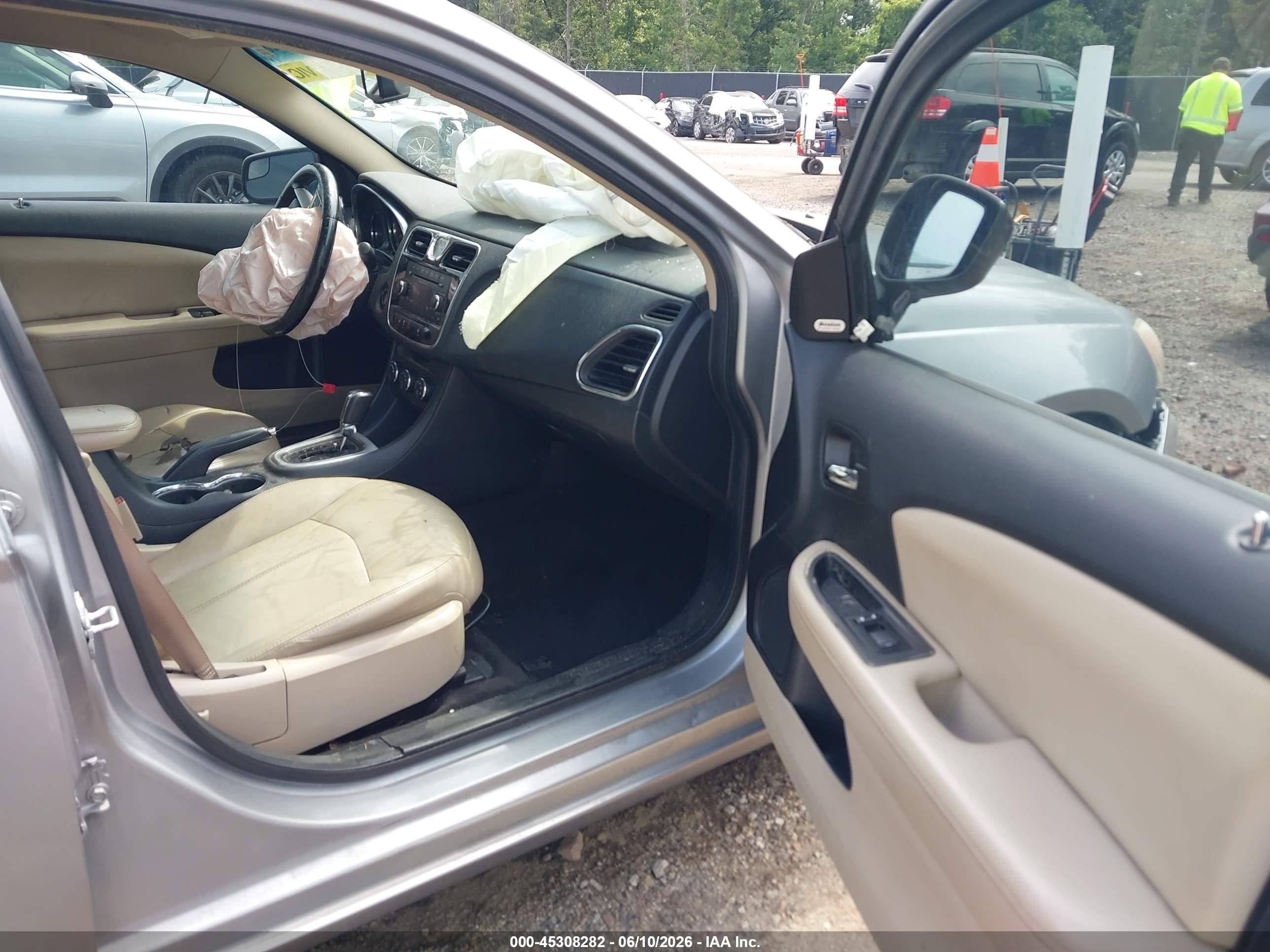 2013 Chrysler 200 Limited Серебряный vin: 1C3CCBCGXDN623616