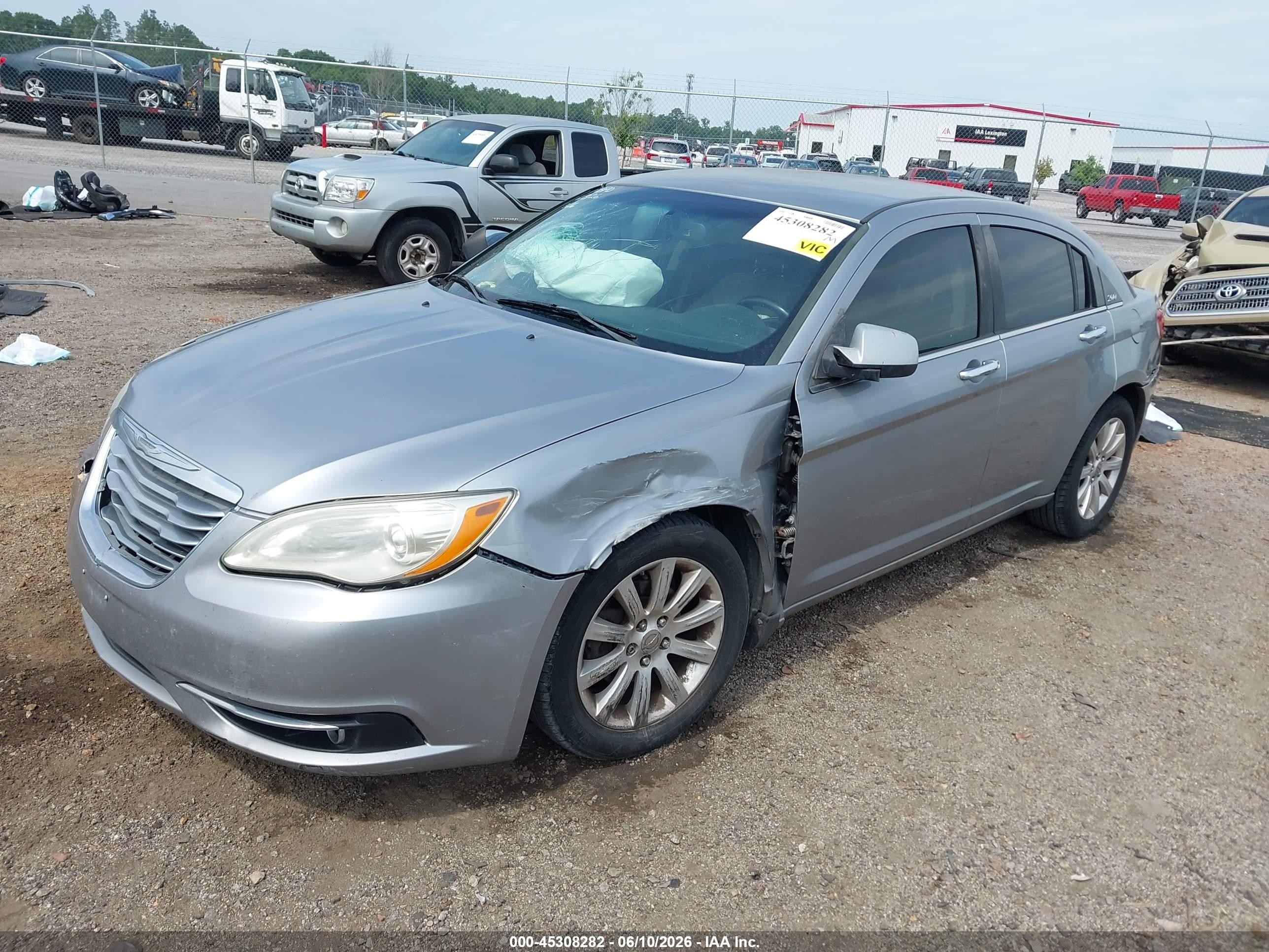2013 Chrysler 200 Limited Серебряный vin: 1C3CCBCGXDN623616