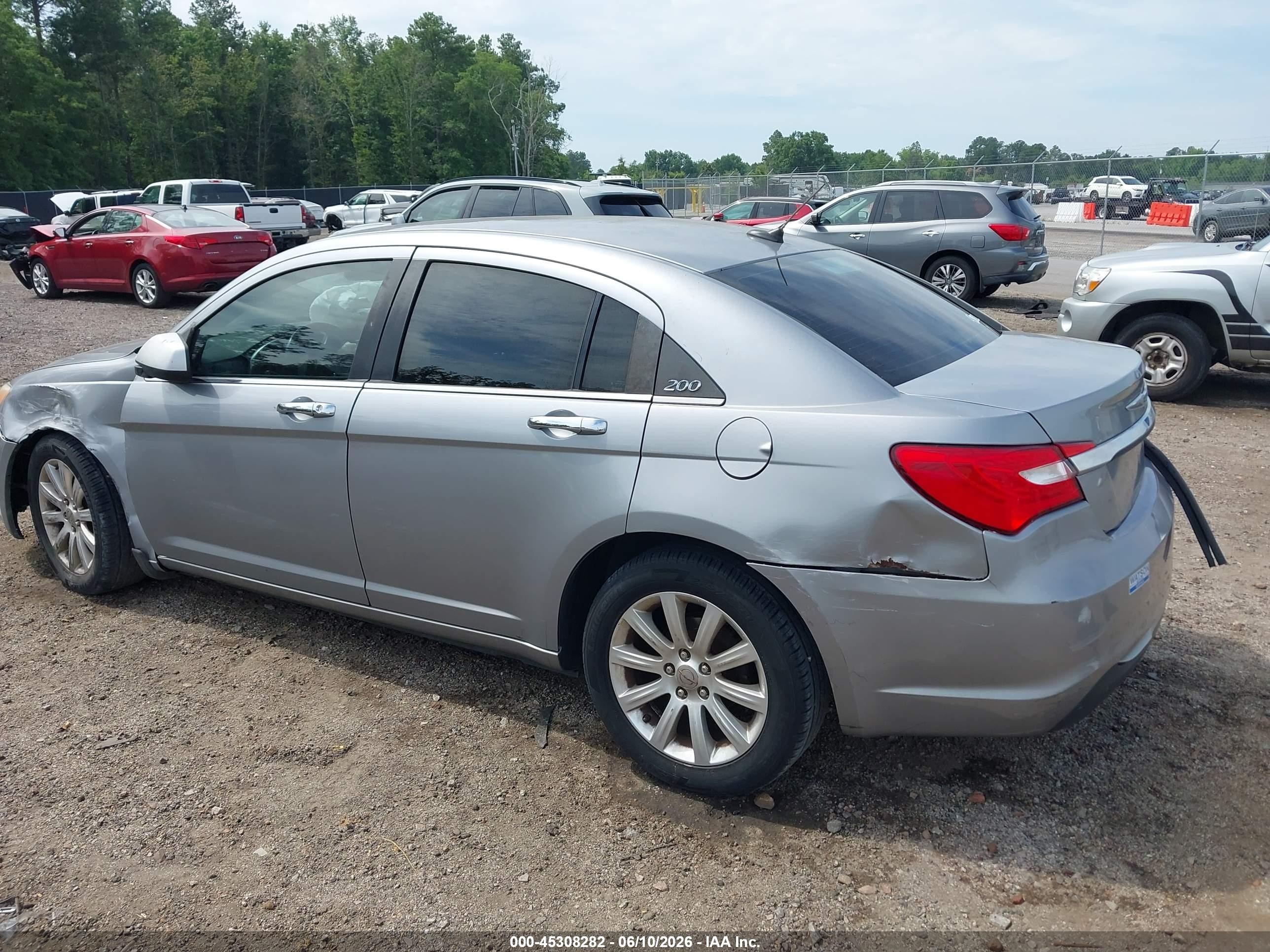 2013 Chrysler 200 Limited Серебряный vin: 1C3CCBCGXDN623616