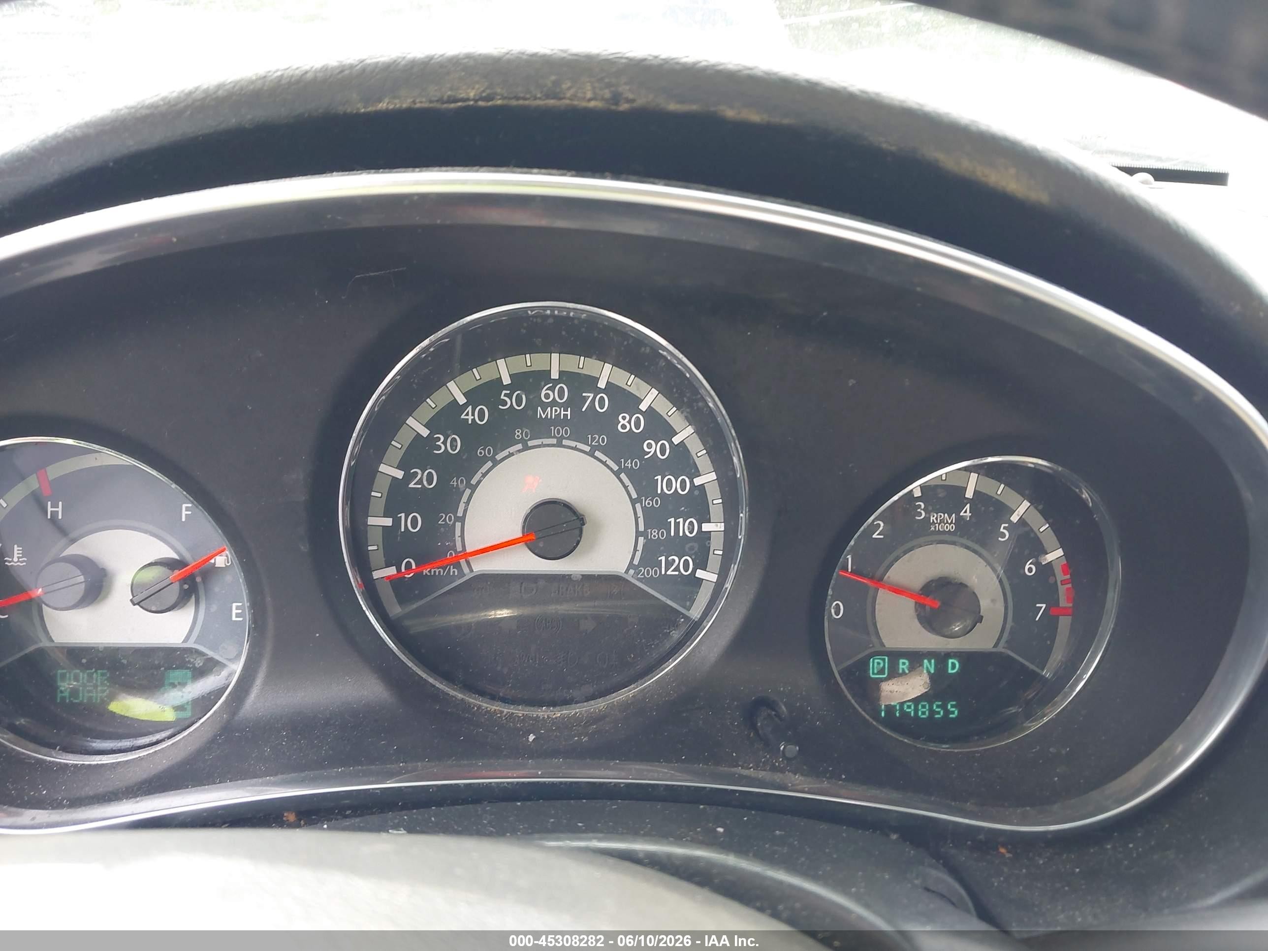 2013 Chrysler 200 Limited Серебряный vin: 1C3CCBCGXDN623616