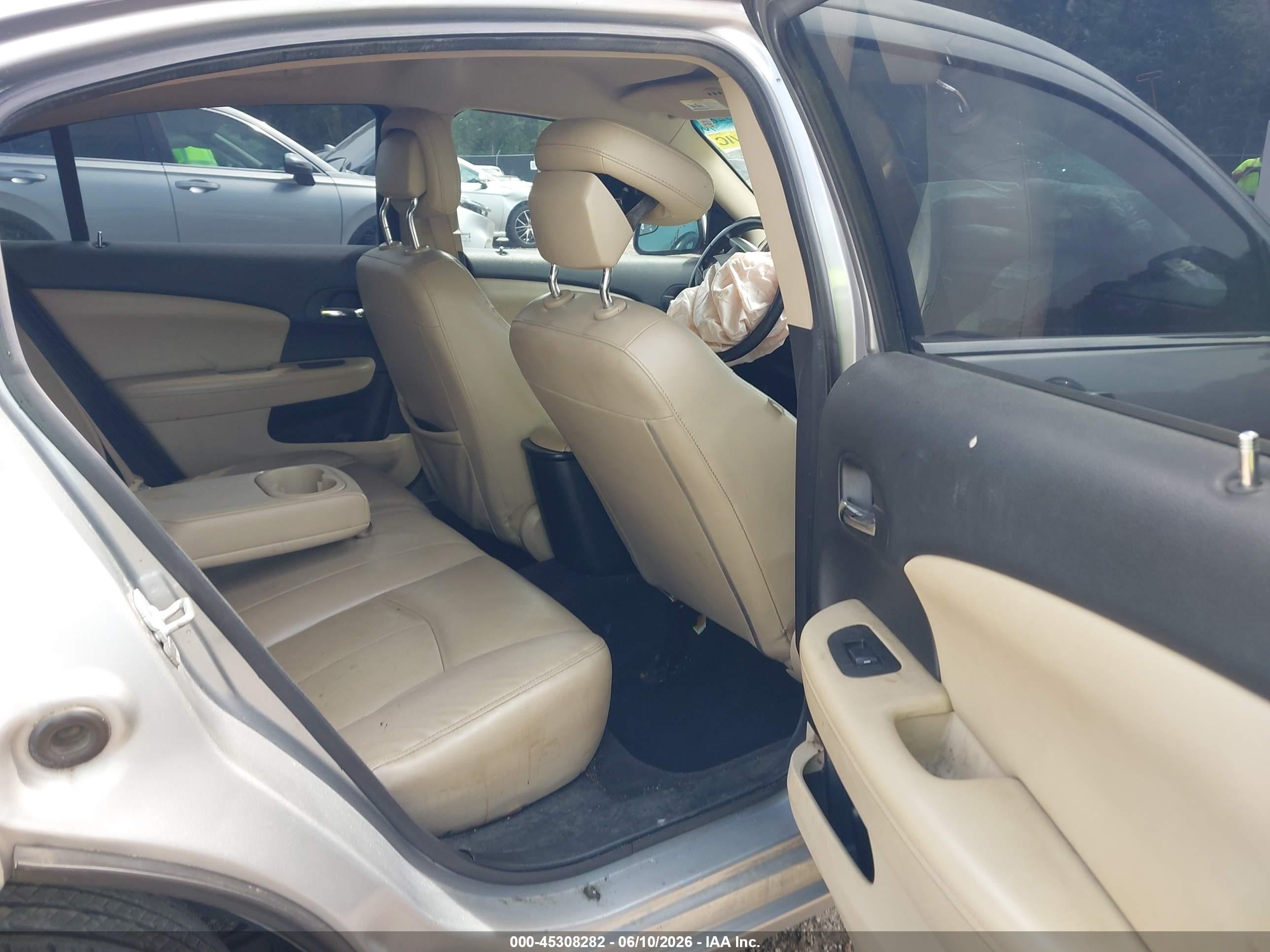 2013 Chrysler 200 Limited Серебряный vin: 1C3CCBCGXDN623616
