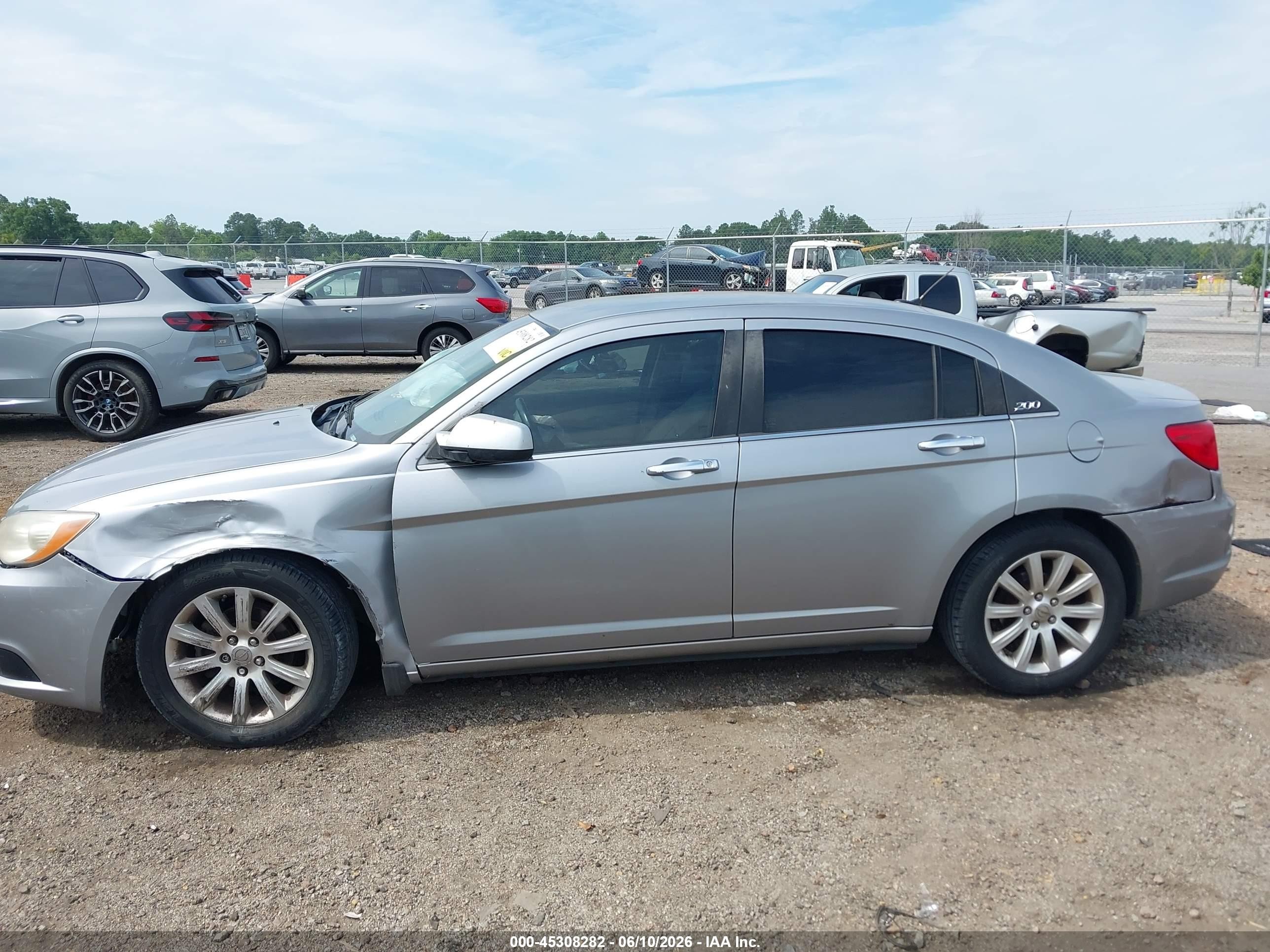 2013 Chrysler 200 Limited Серебряный vin: 1C3CCBCGXDN623616
