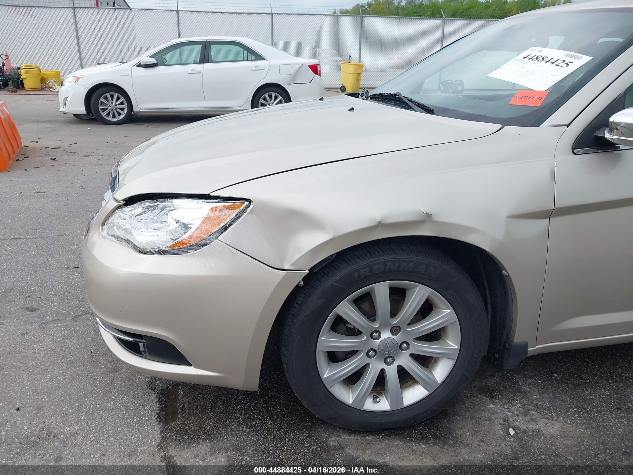 2013 Chrysler 200 Limited Cream vin: 1C3CCBCGXDN667244
