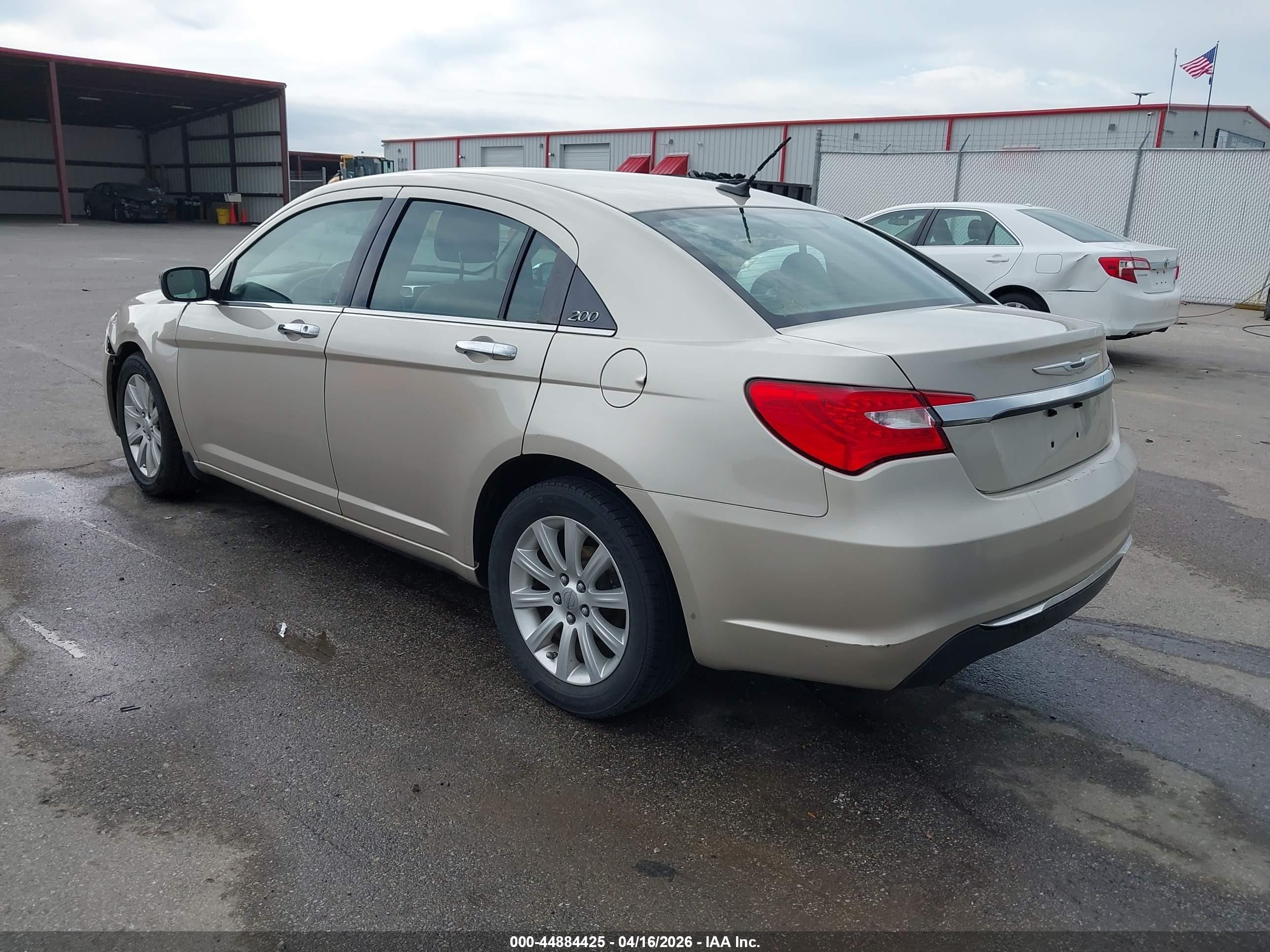 2013 Chrysler 200 Limited Cream vin: 1C3CCBCGXDN667244