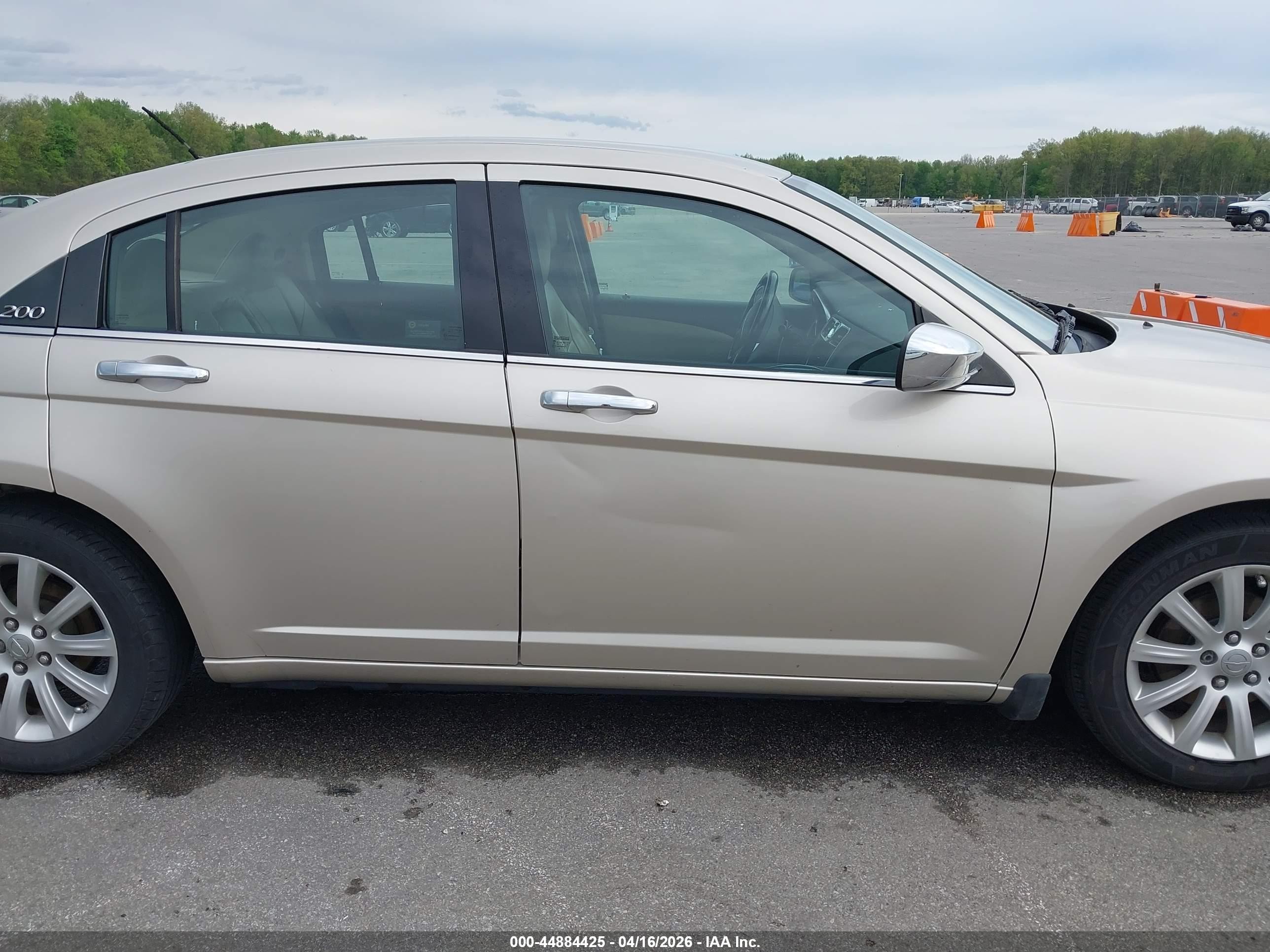 2013 Chrysler 200 Limited Cream vin: 1C3CCBCGXDN667244