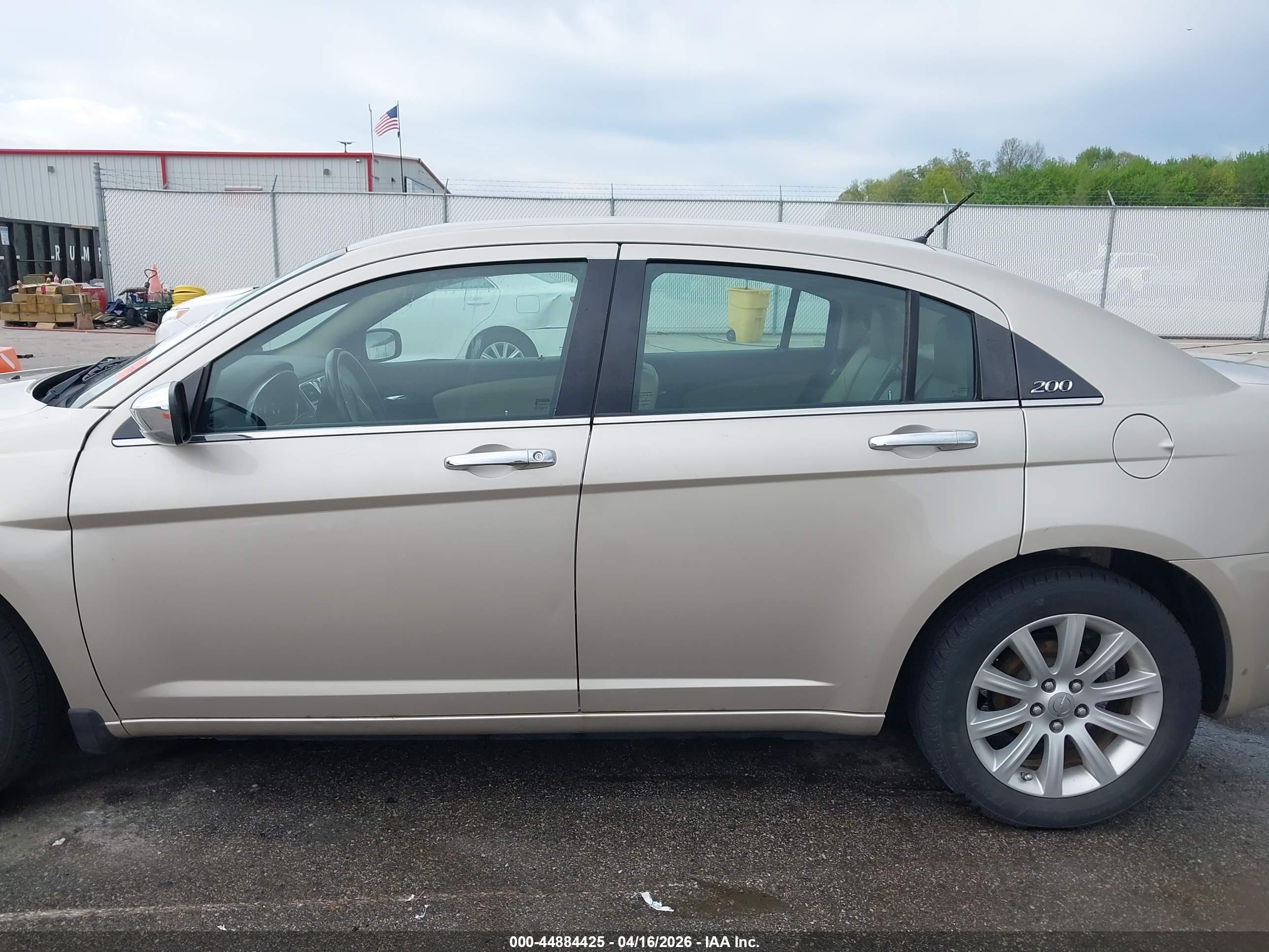 2013 Chrysler 200 Limited Cream vin: 1C3CCBCGXDN667244