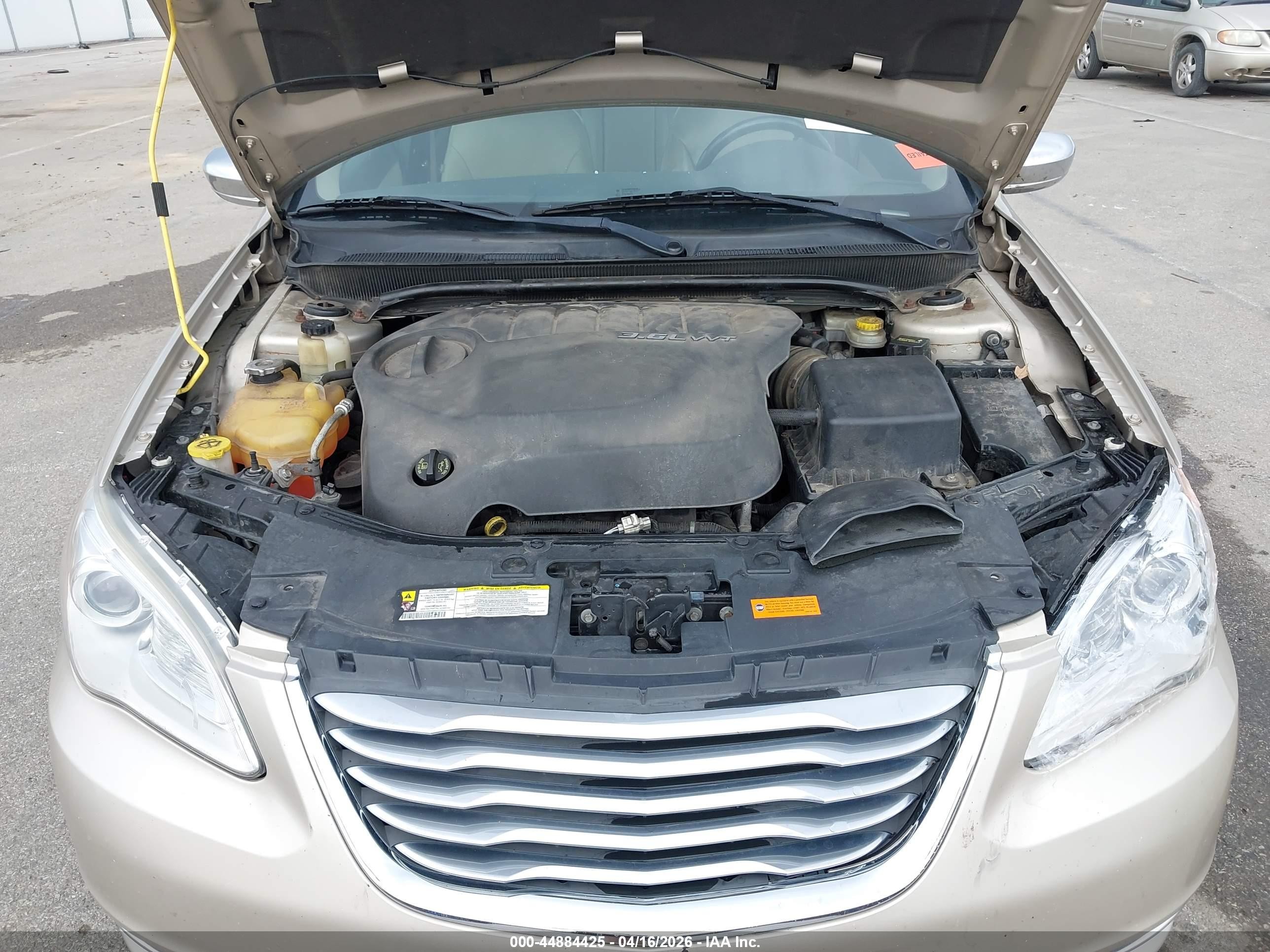 2013 Chrysler 200 Limited Cream vin: 1C3CCBCGXDN667244