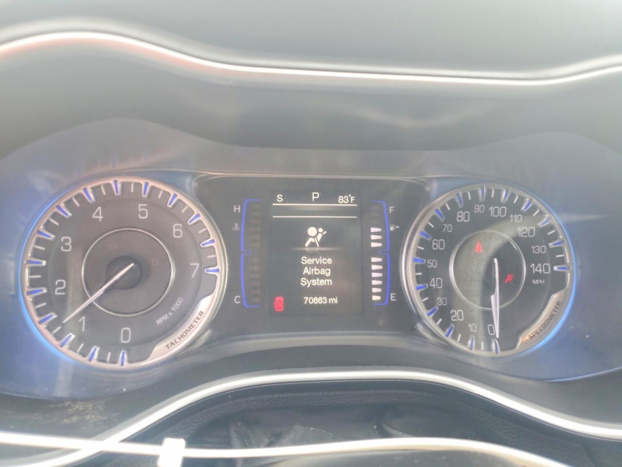 2015 Chrysler 200 Limited Burgundy vin: 1C3CCCAB1FN553889