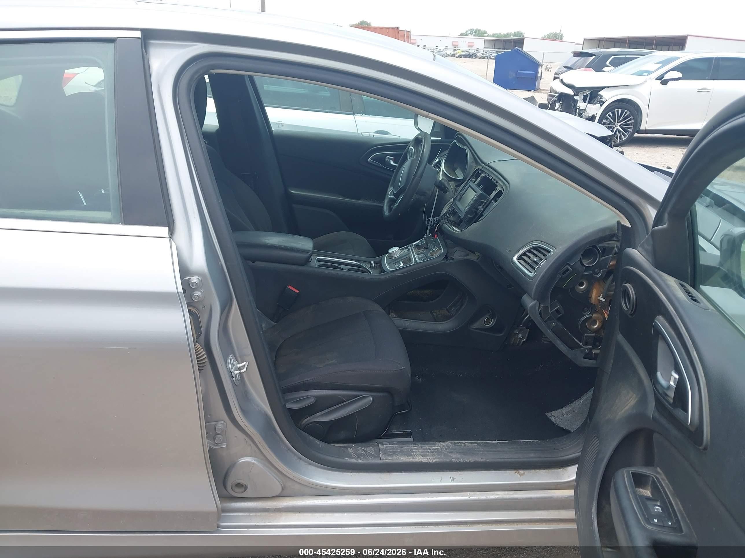 2015 Chrysler 200 Limited Серебряный vin: 1C3CCCAB1FN722213