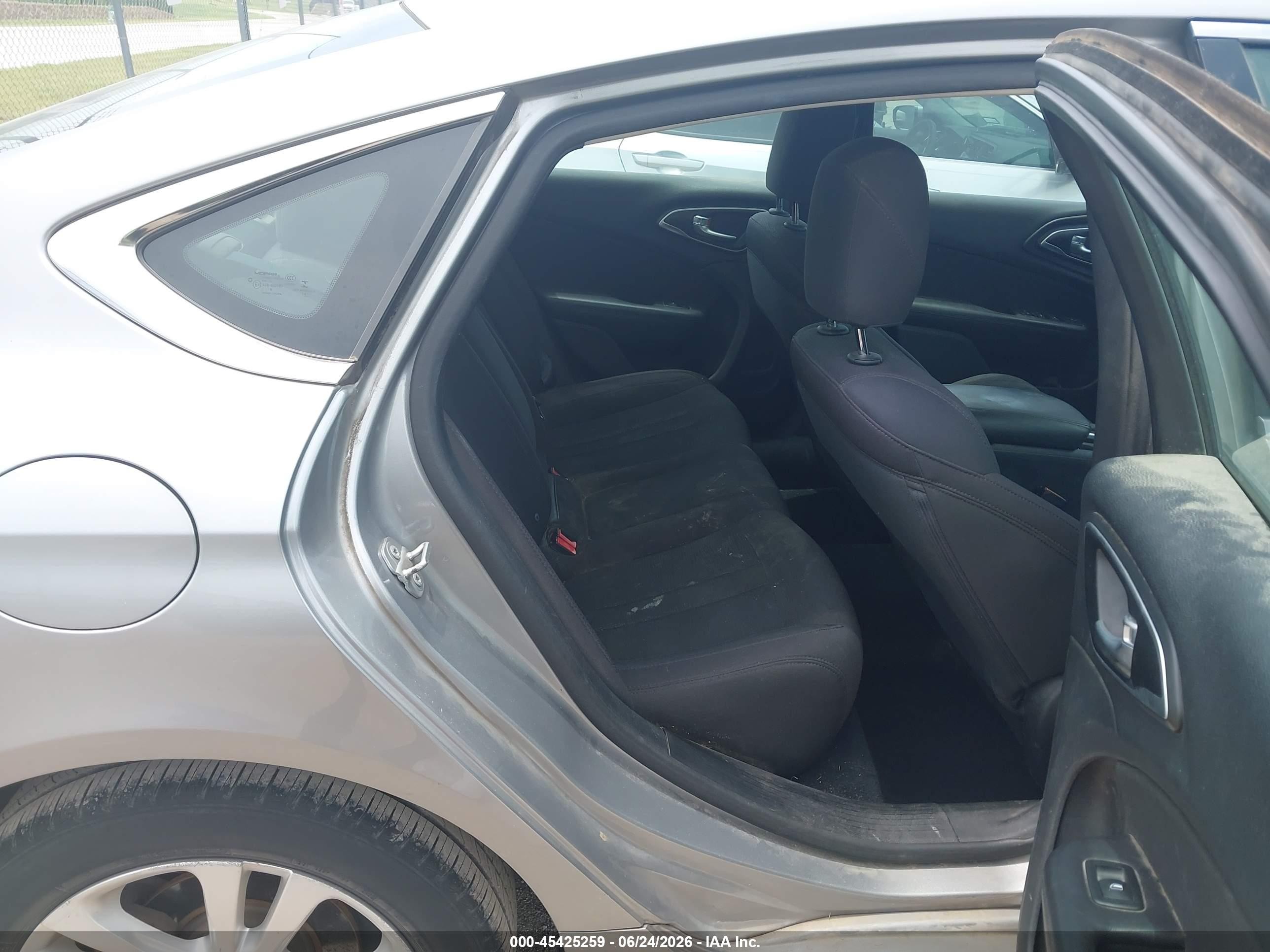 2015 Chrysler 200 Limited Серебряный vin: 1C3CCCAB1FN722213