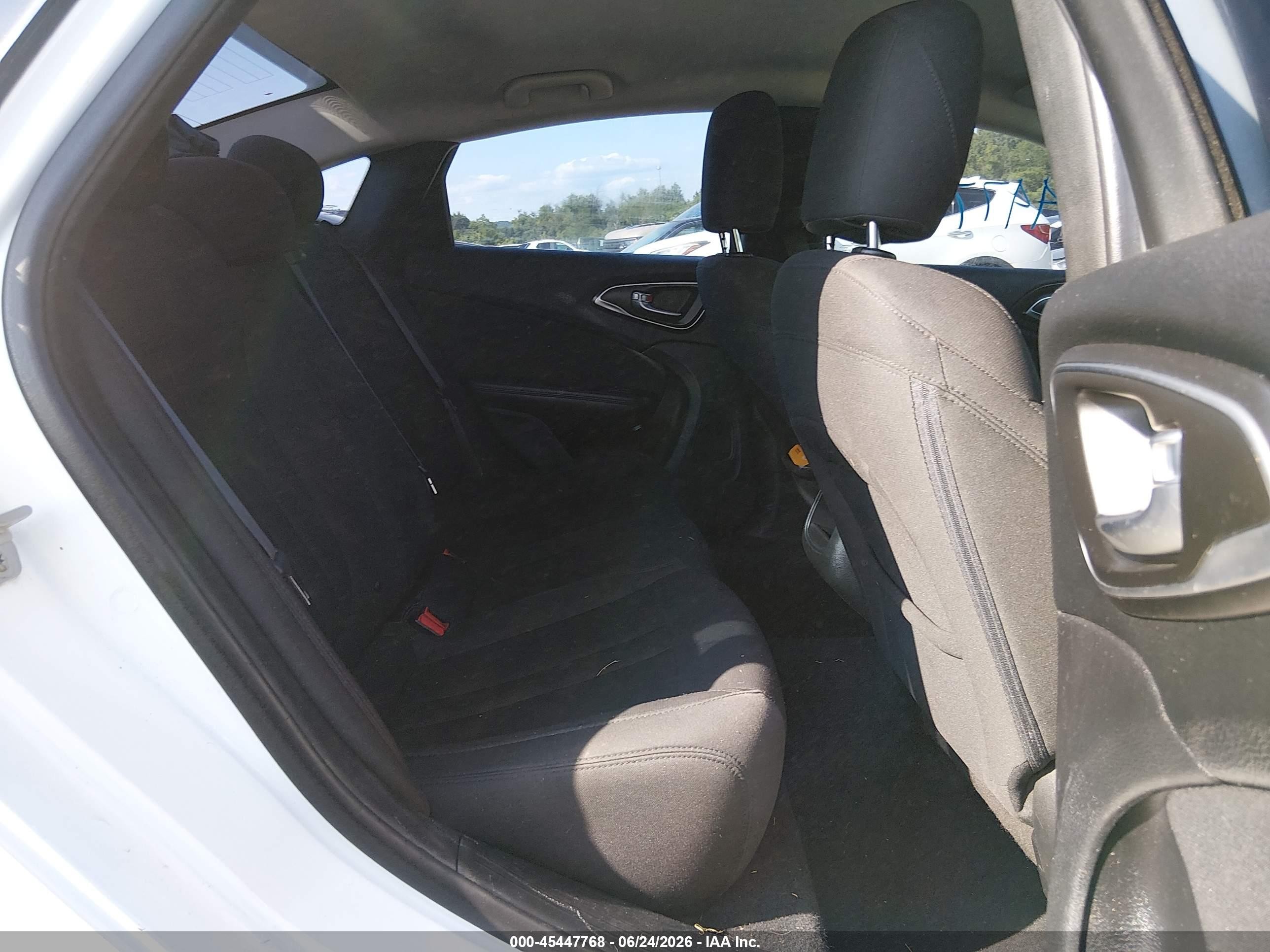 2015 Chrysler 200 Limited White vin: 1C3CCCAB3FN575201