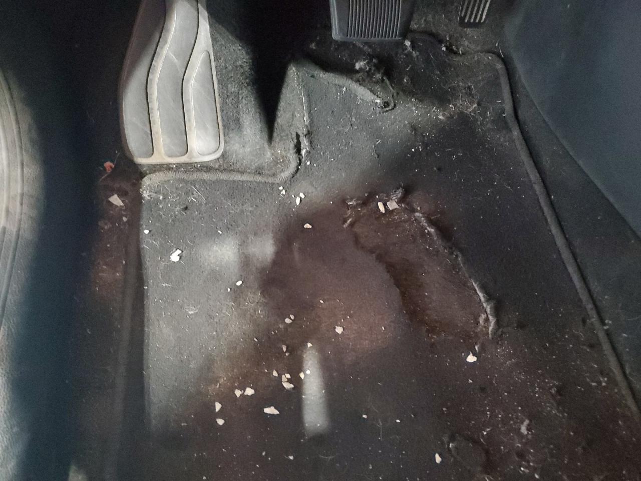 2016 Chrysler 200 Limited Темно-бордовый vin: 1C3CCCAB3GN148246 Damage: Left Front Carpet, Worn, Replacement Required