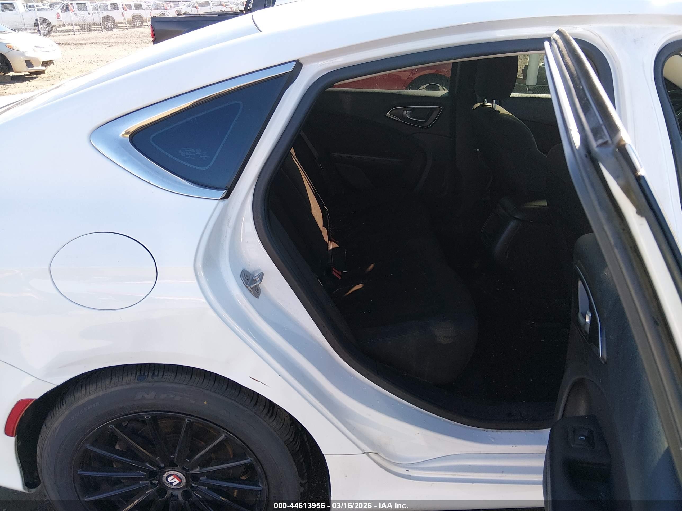 2015 Chrysler 200 Limited White vin: 1C3CCCAB4FN714817