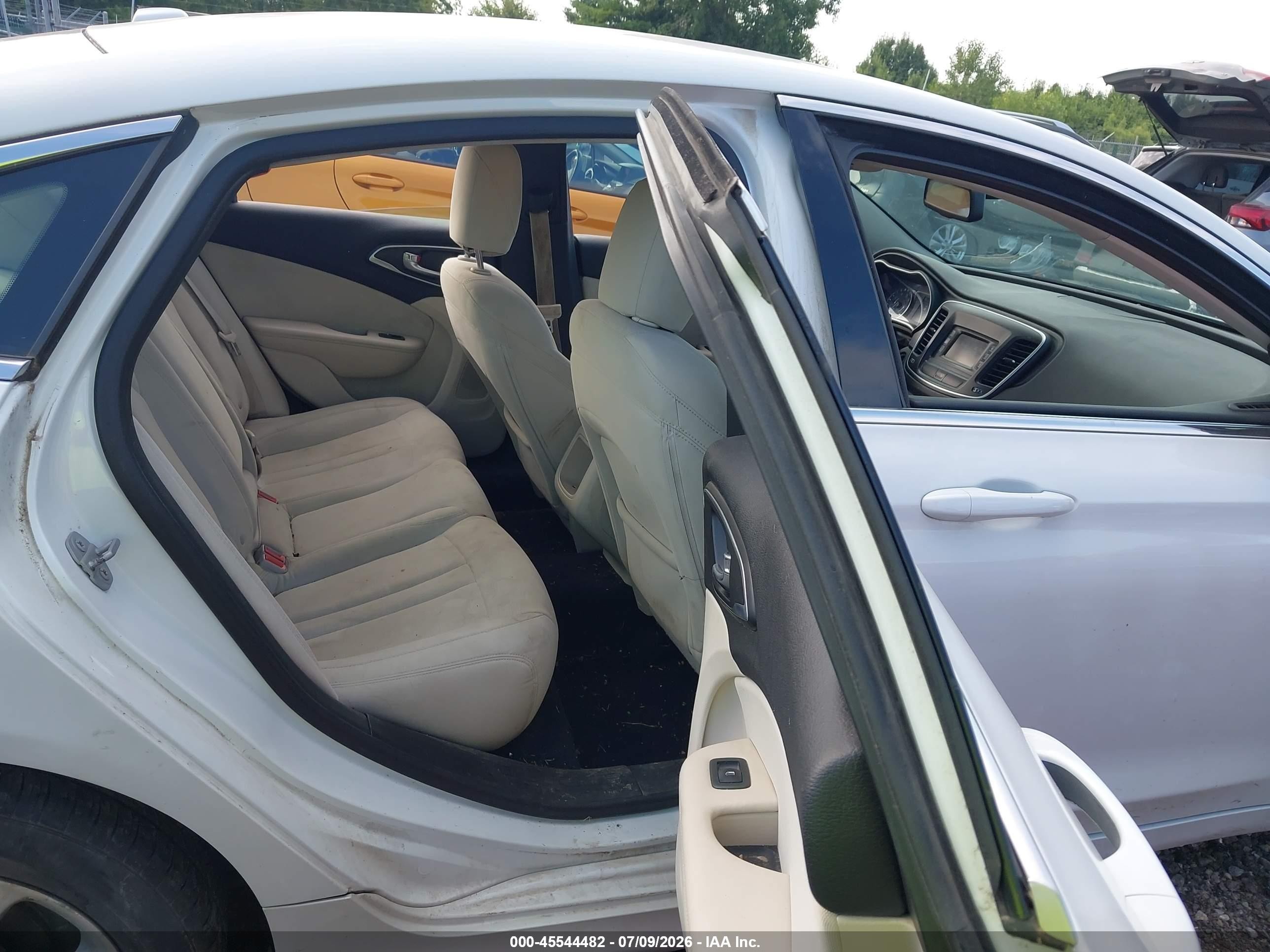 2015 Chrysler 200 Limited White vin: 1C3CCCAB5FN598690