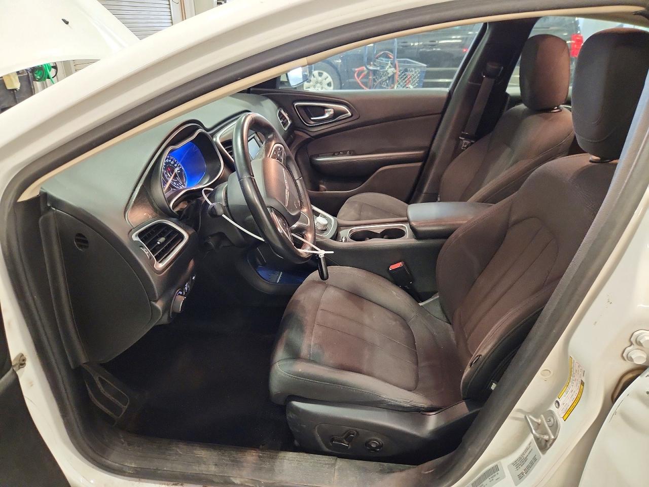 2015 Chrysler 200 Limited Белый vin: 1C3CCCAB5FN689460