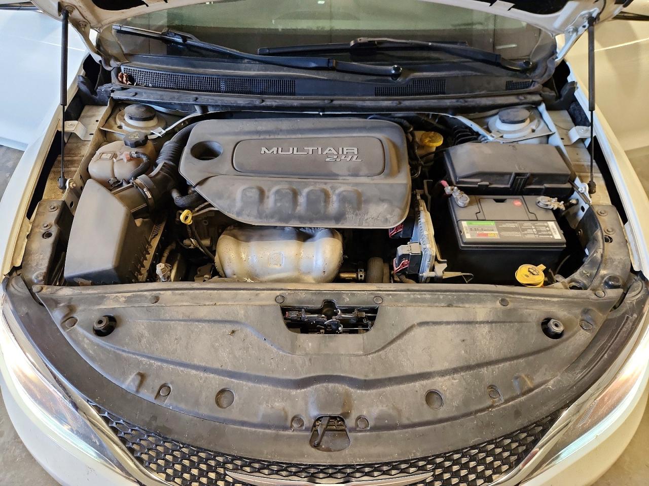 2015 Chrysler 200 Limited Белый vin: 1C3CCCAB5FN689460