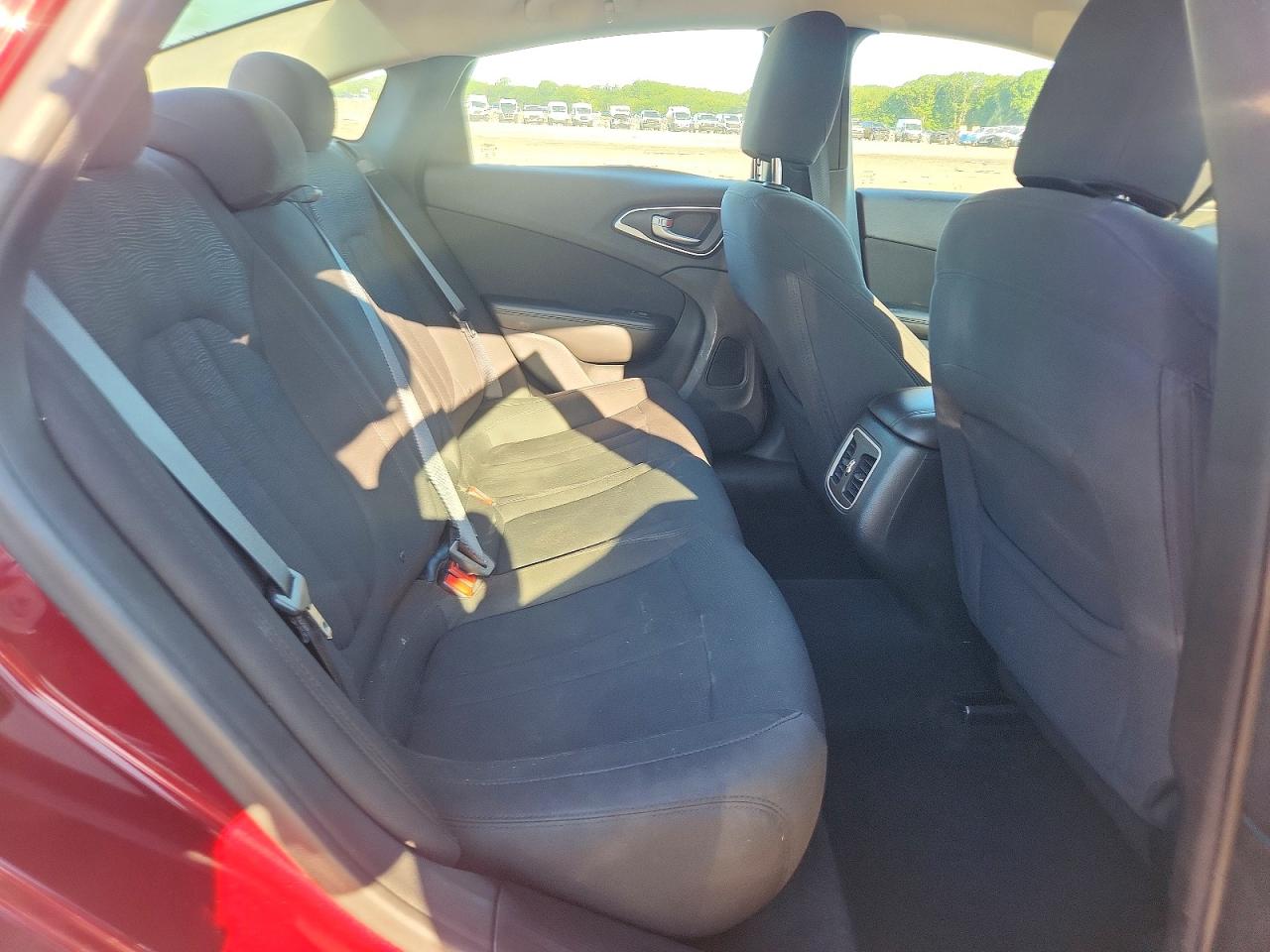 2015 Chrysler 200 Limited Burgundy vin: 1C3CCCAB6FN582143