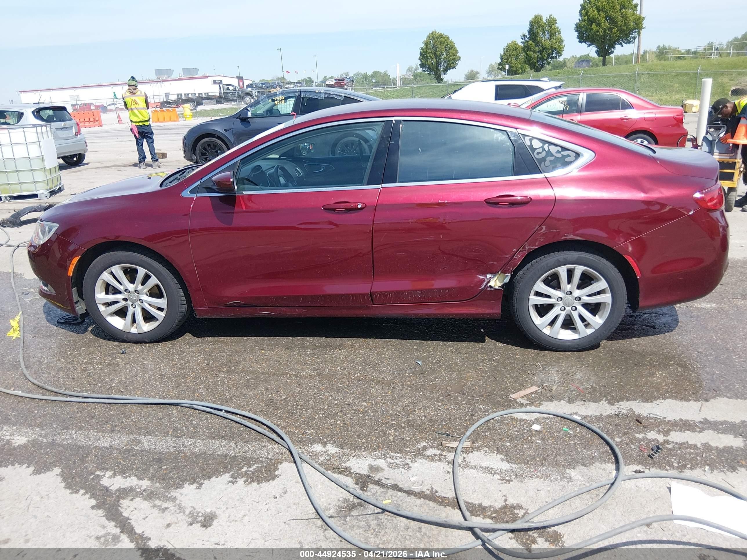 2015 Chrysler 200 Limited Red vin: 1C3CCCAB7FN660140