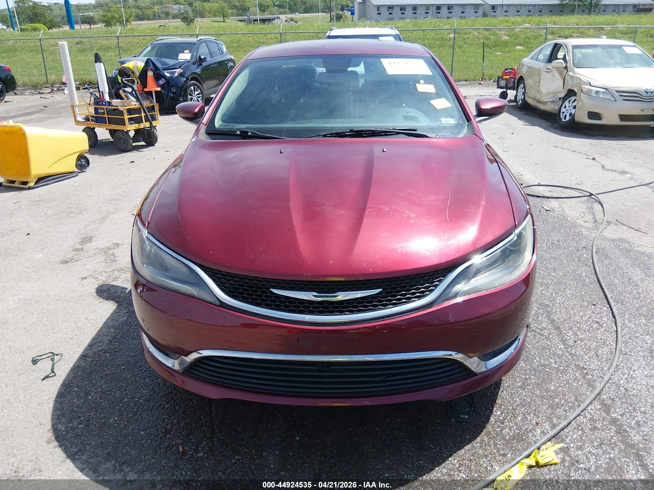 2015 Chrysler 200 Limited Red vin: 1C3CCCAB7FN660140