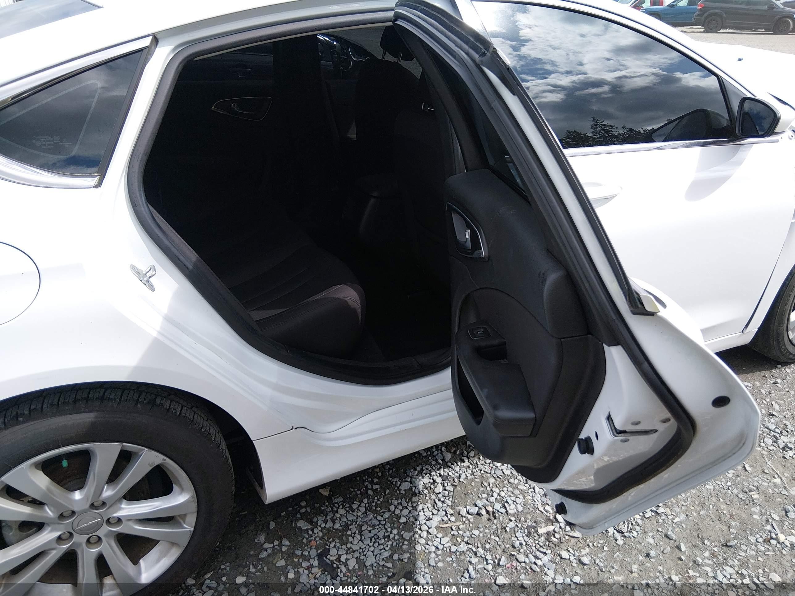 2015 Chrysler 200 Limited White vin: 1C3CCCAB7FN725889