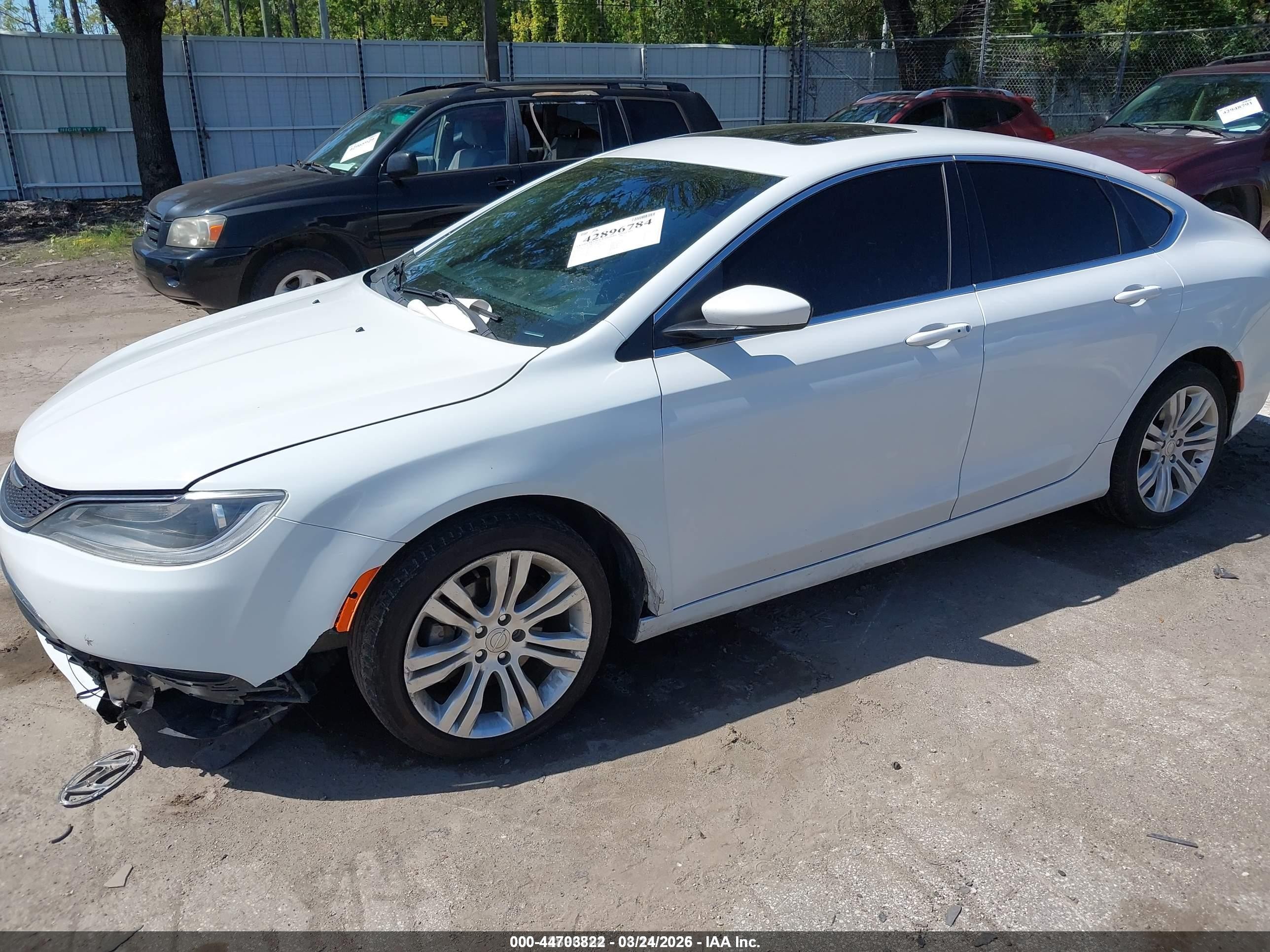 2015 Chrysler 200 Limited White vin: 1C3CCCAB8FN564887