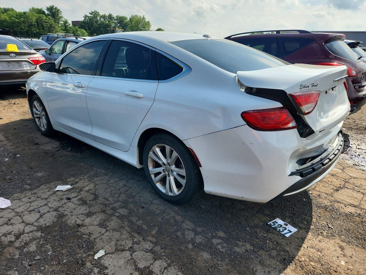 2015 Chrysler 200 Limited White vin: 1C3CCCAB8FN720460