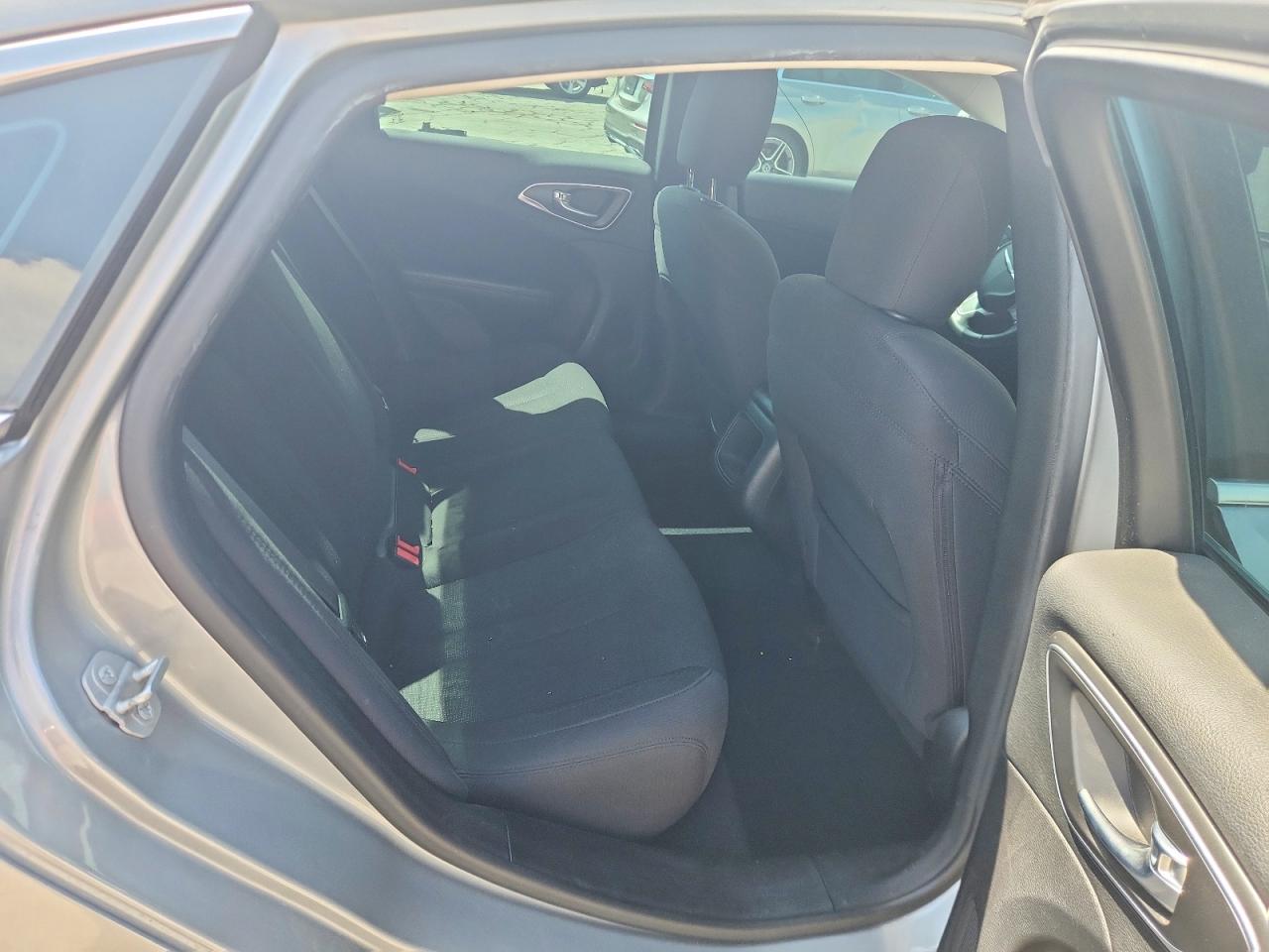 2015 Chrysler 200 Limited Серебряный vin: 1C3CCCAB9FN622599