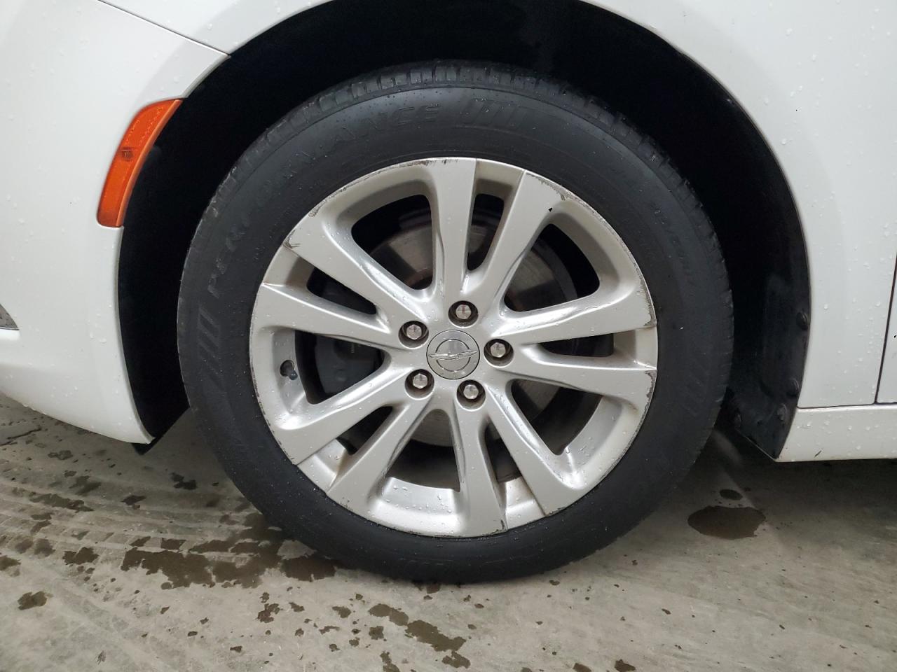 2015 Chrysler 200 Limited White vin: 1C3CCCAB9FN657952 Damage: Left Front Wheel, Curb Rash, > 12 Inches