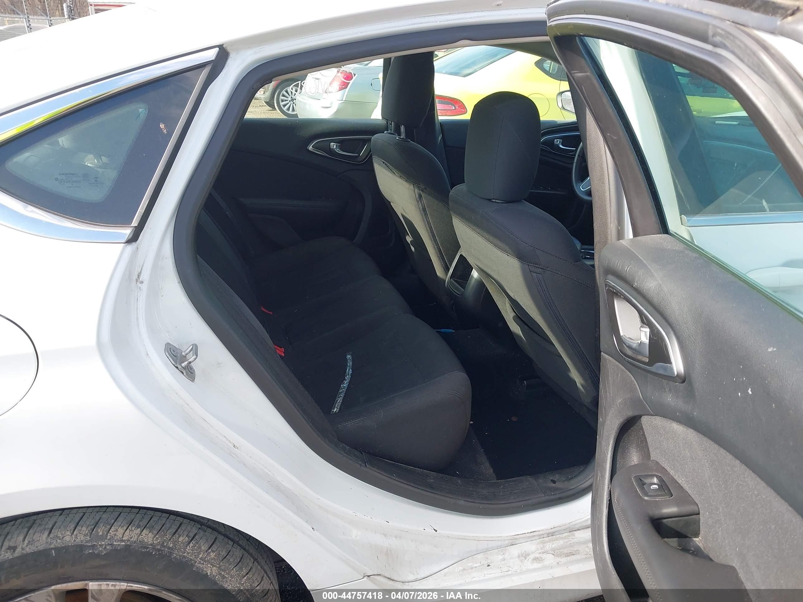 2015 Chrysler 200 Limited White vin: 1C3CCCABXFN756635