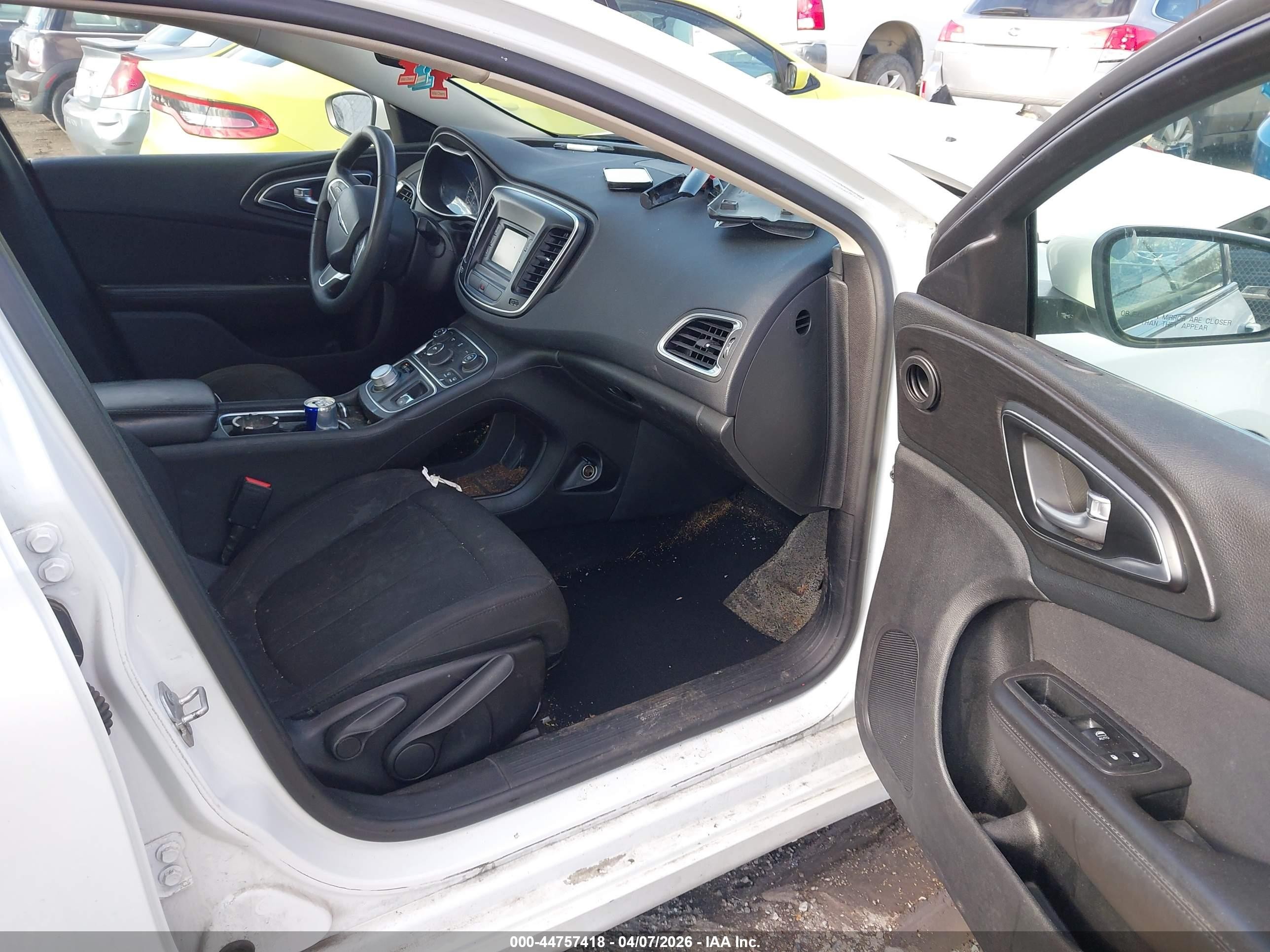 2015 Chrysler 200 Limited White vin: 1C3CCCABXFN756635