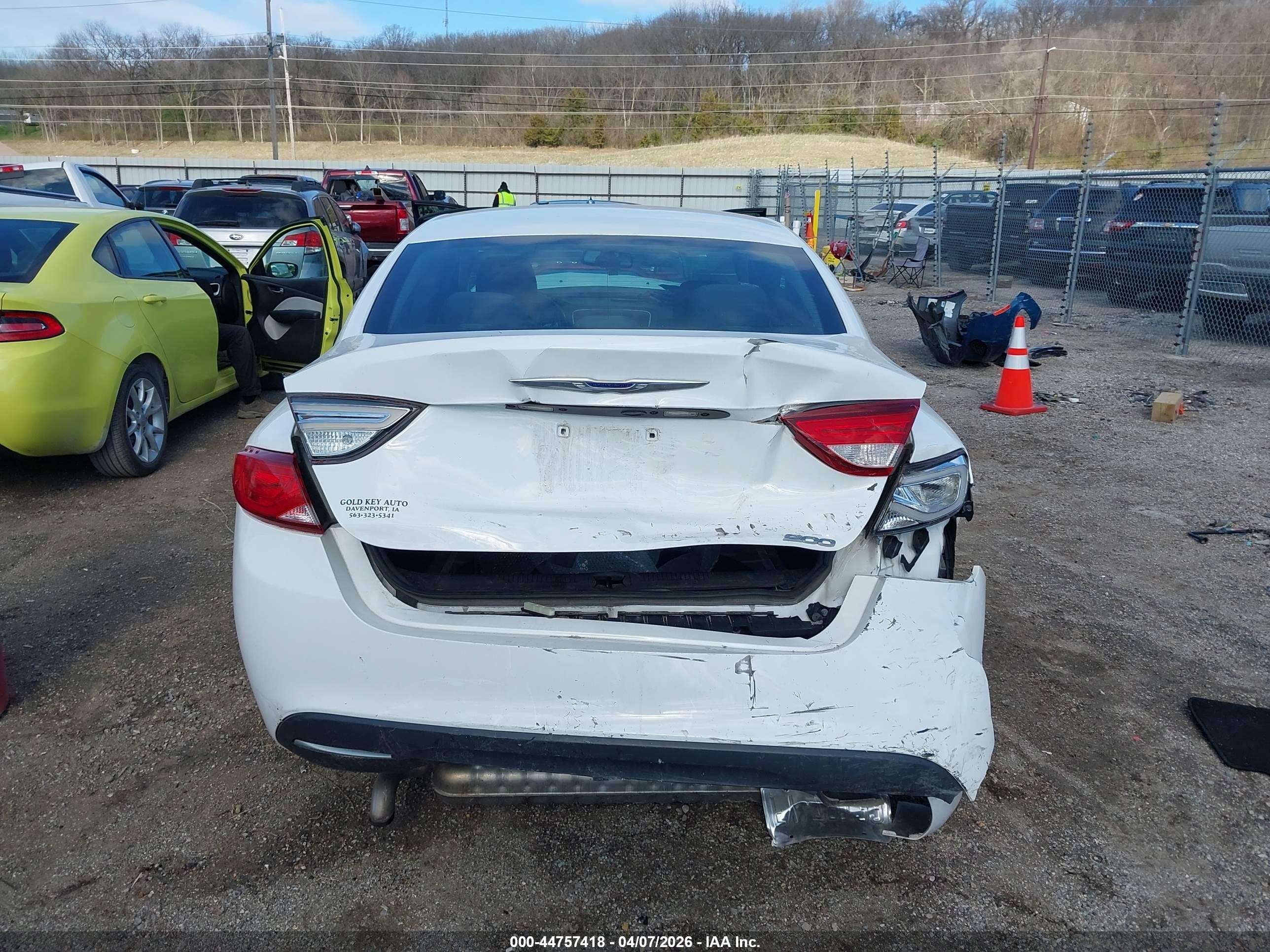 2015 Chrysler 200 Limited White vin: 1C3CCCABXFN756635