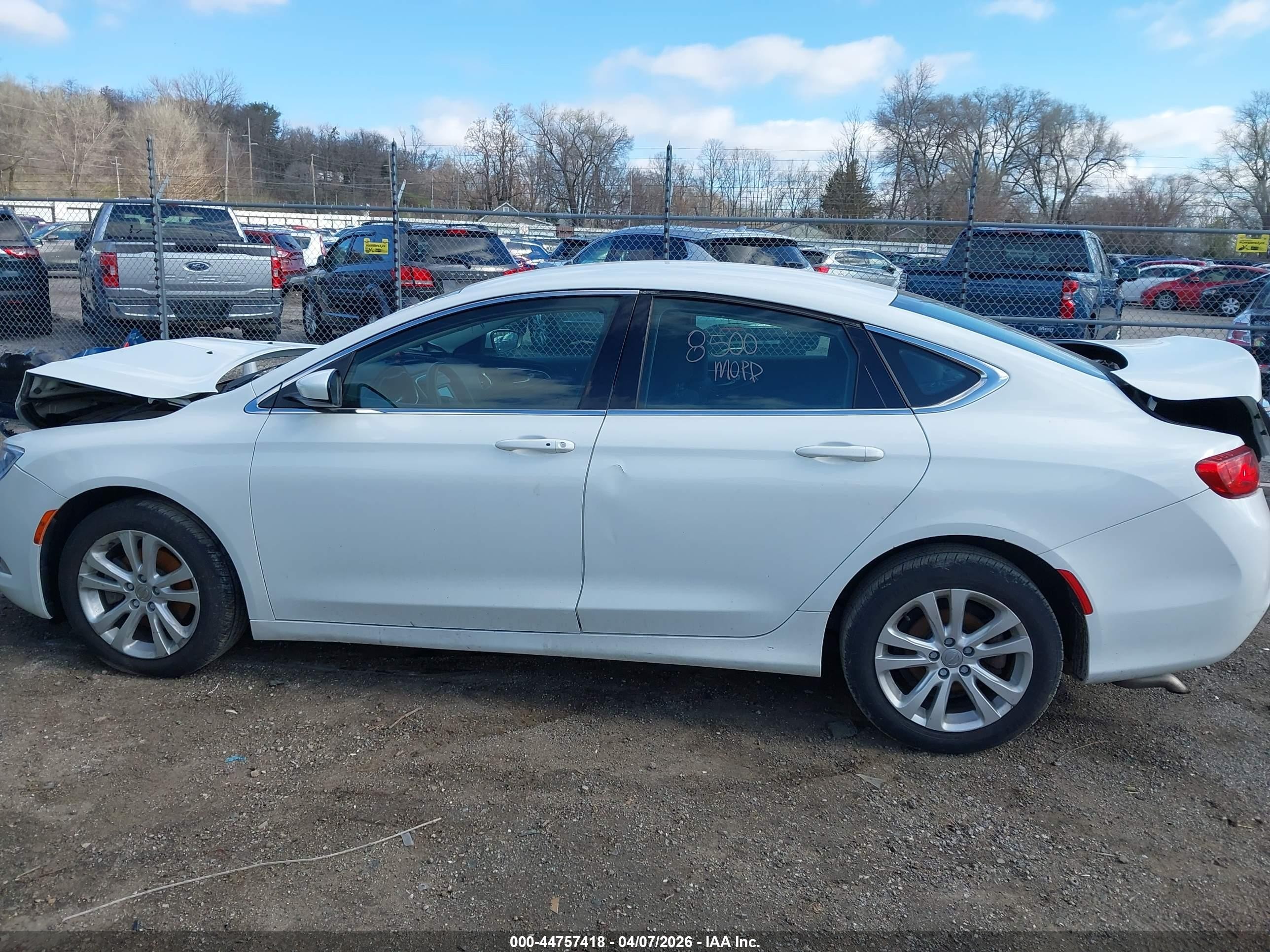 2015 Chrysler 200 Limited White vin: 1C3CCCABXFN756635
