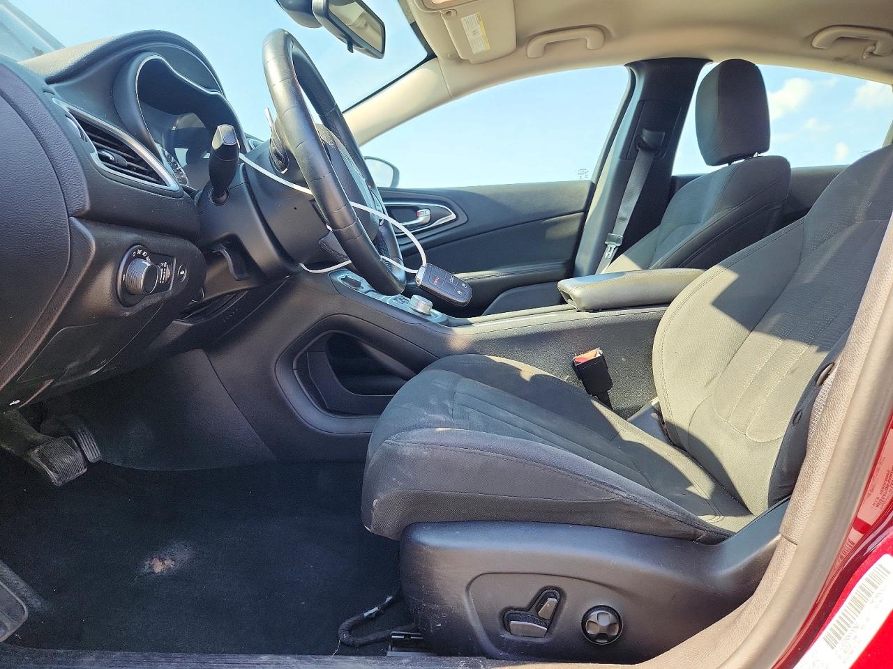 2015 Chrysler 200 Limited Burgundy vin: 1C3CCCAGXFN757862