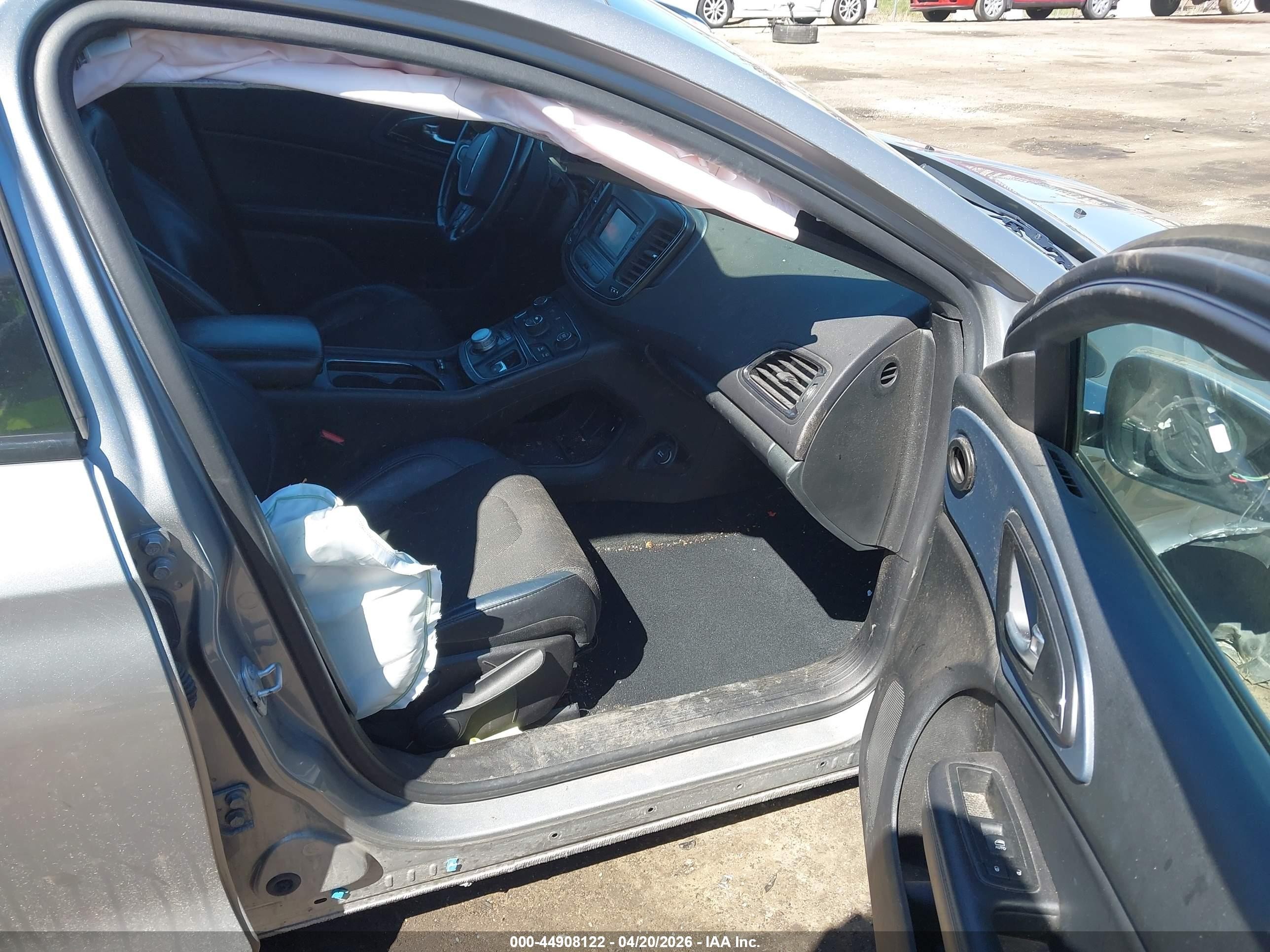 2015 Chrysler 200 S Серебряный vin: 1C3CCCBB0FN729572