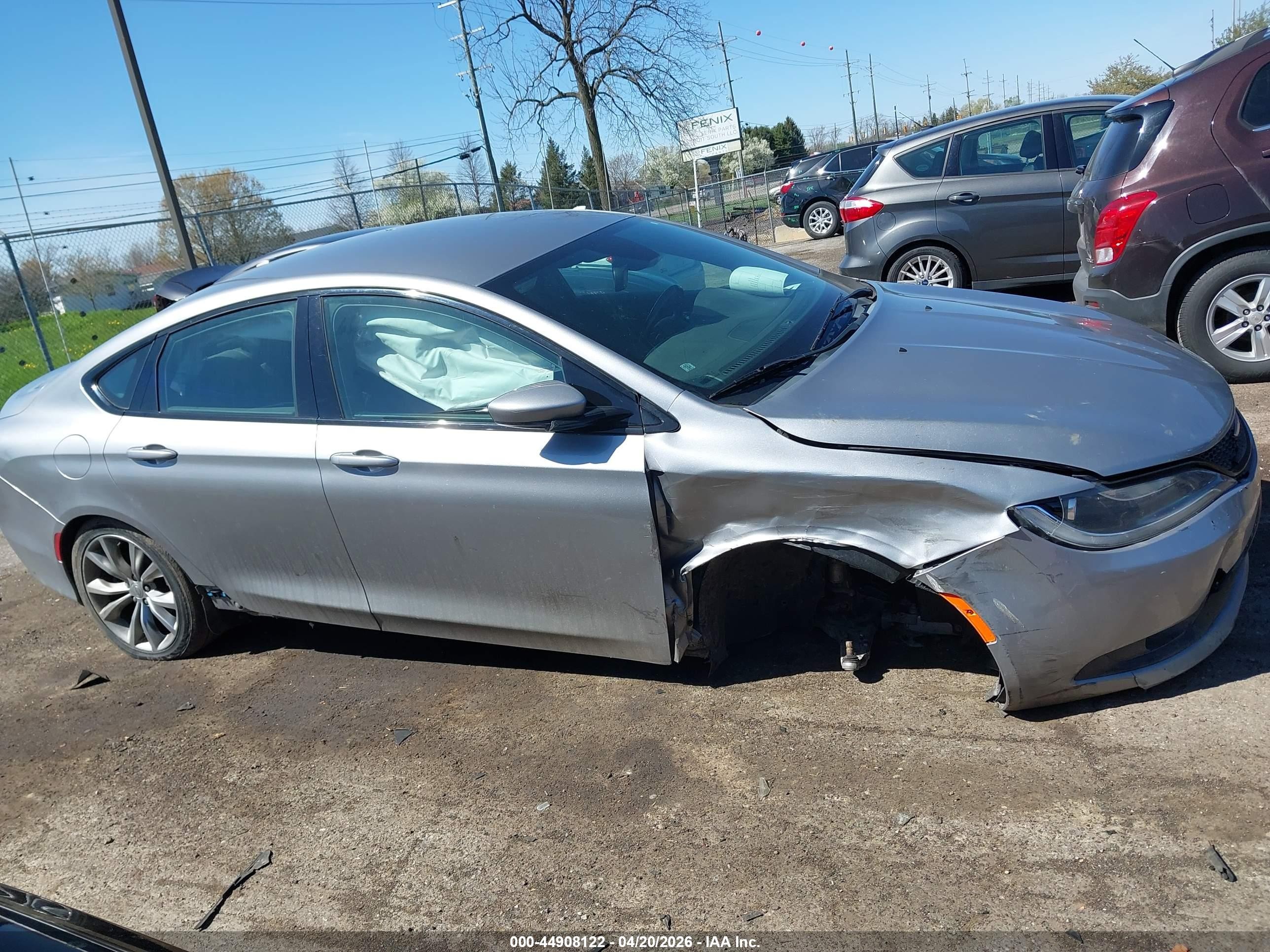 2015 Chrysler 200 S Серебряный vin: 1C3CCCBB0FN729572