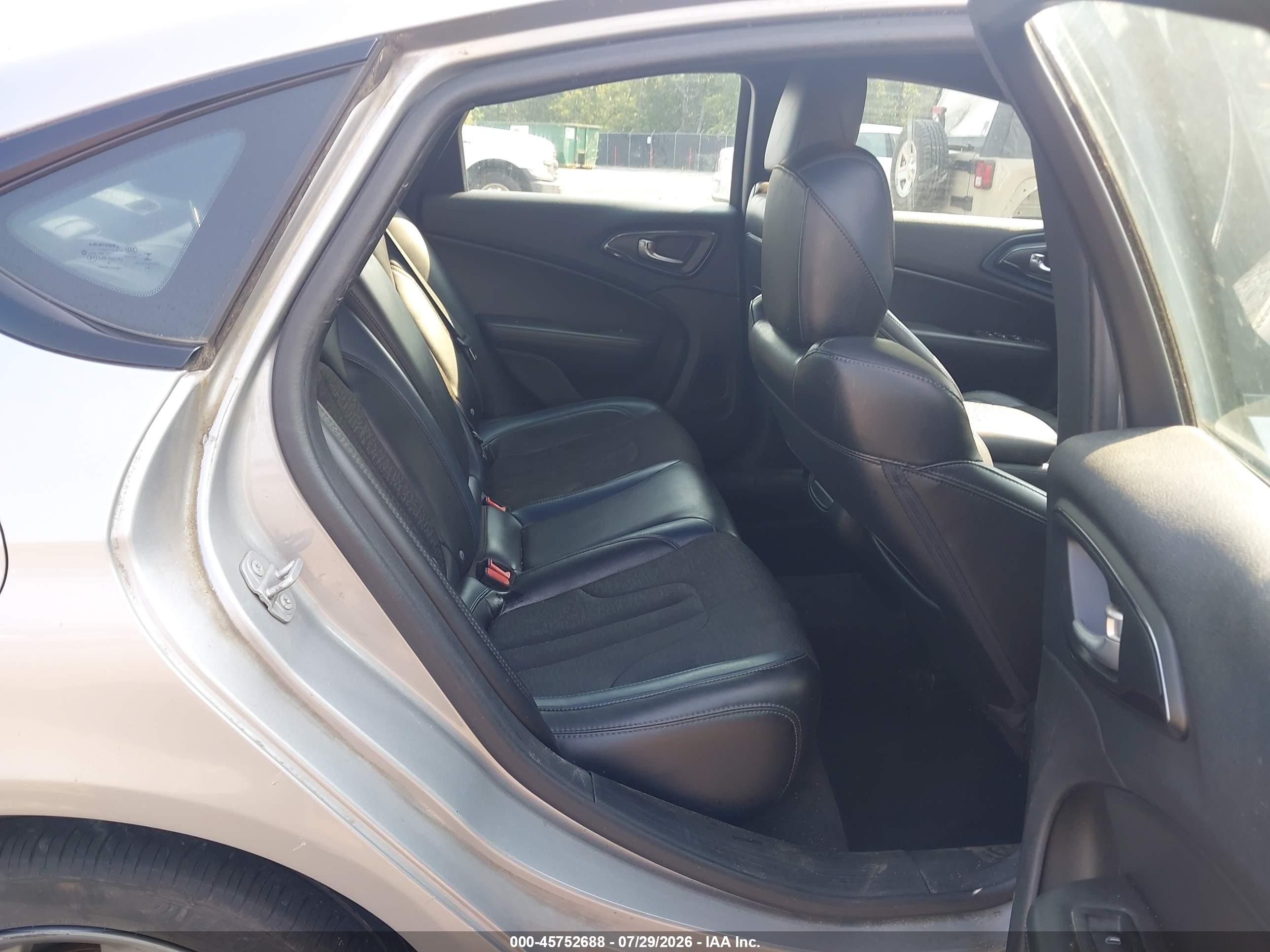 2015 Chrysler 200 S Серебряный vin: 1C3CCCBB4FN629376